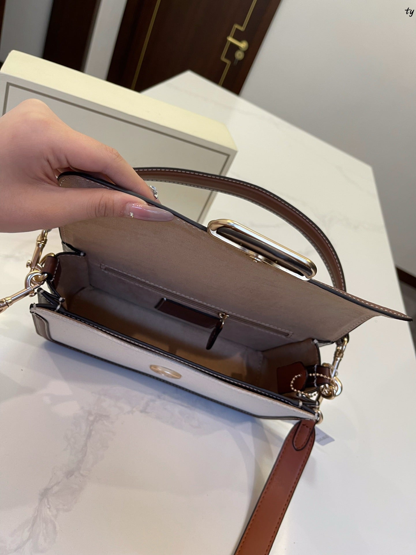 Co-BAG560
