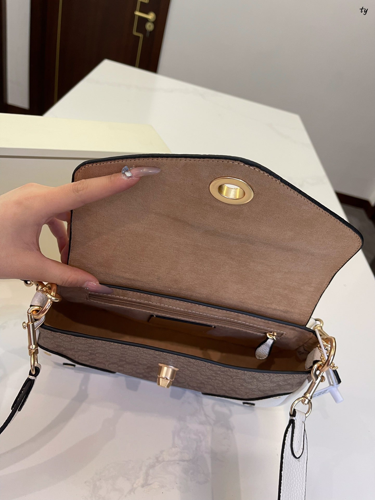 Co-BAG562