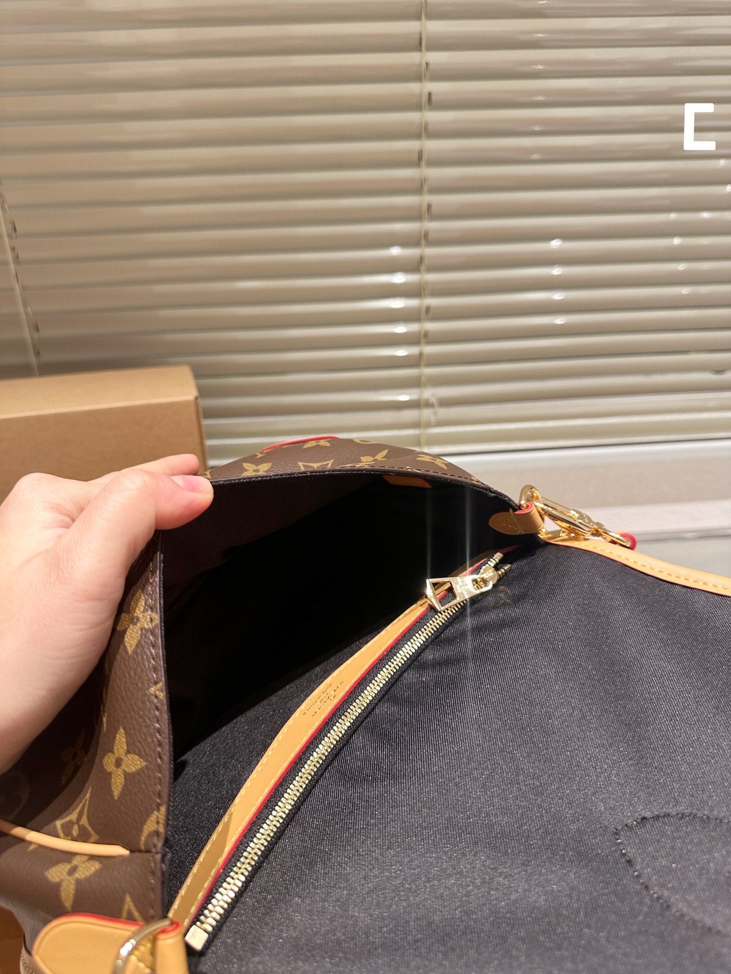 LV-BAG1050