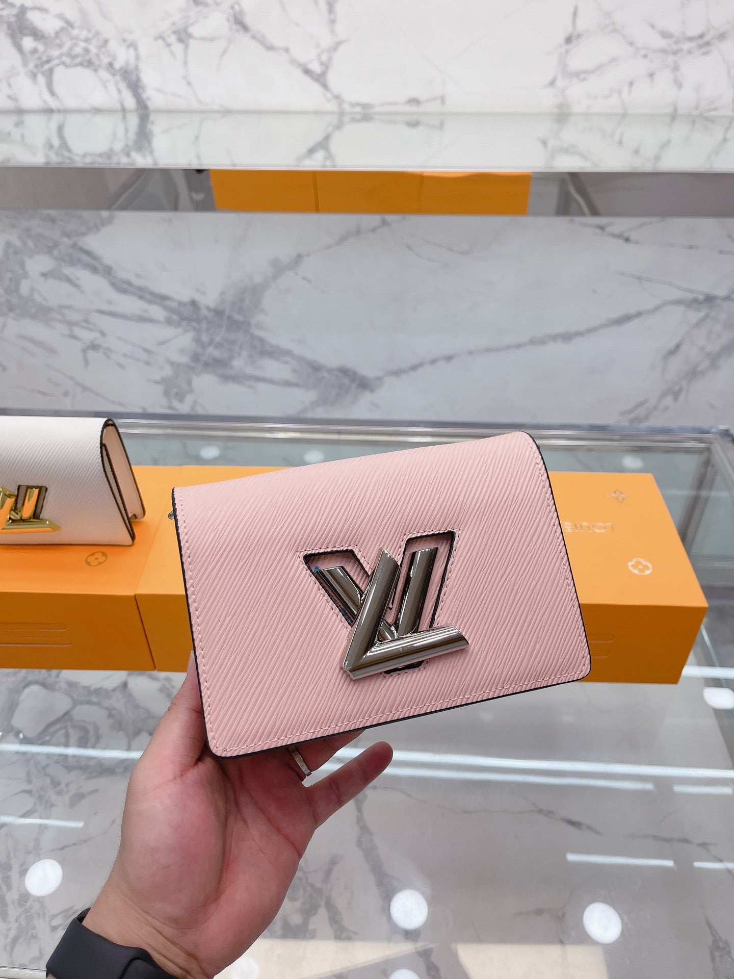 LV-BAG098
