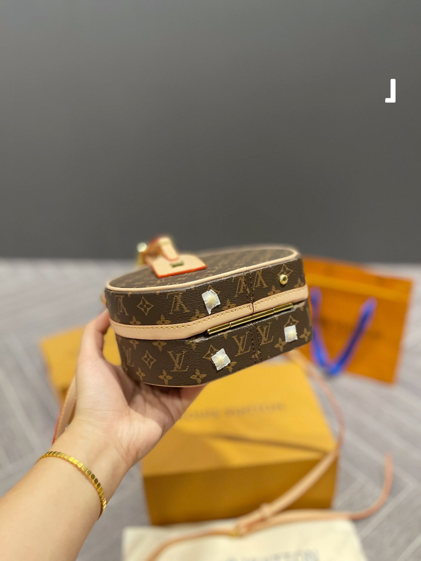 LV-BAG104