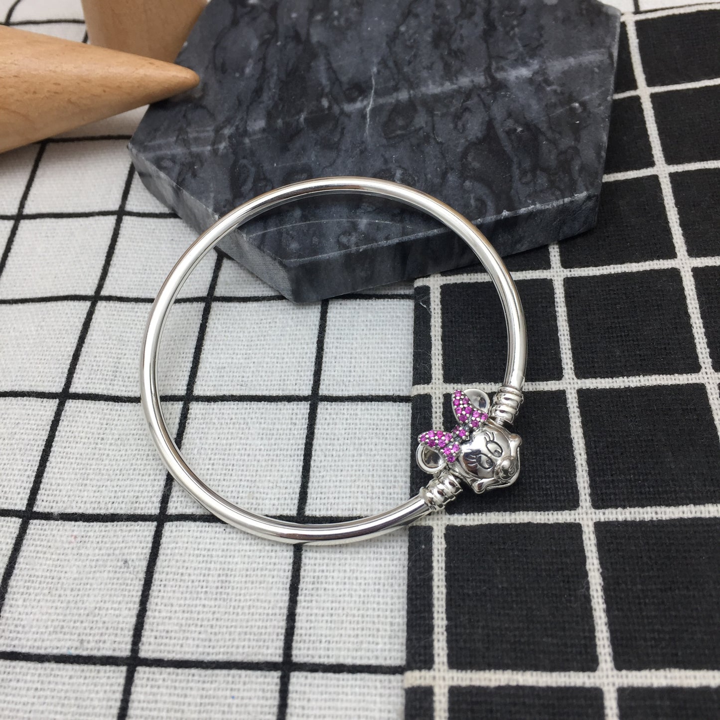 597722CZ