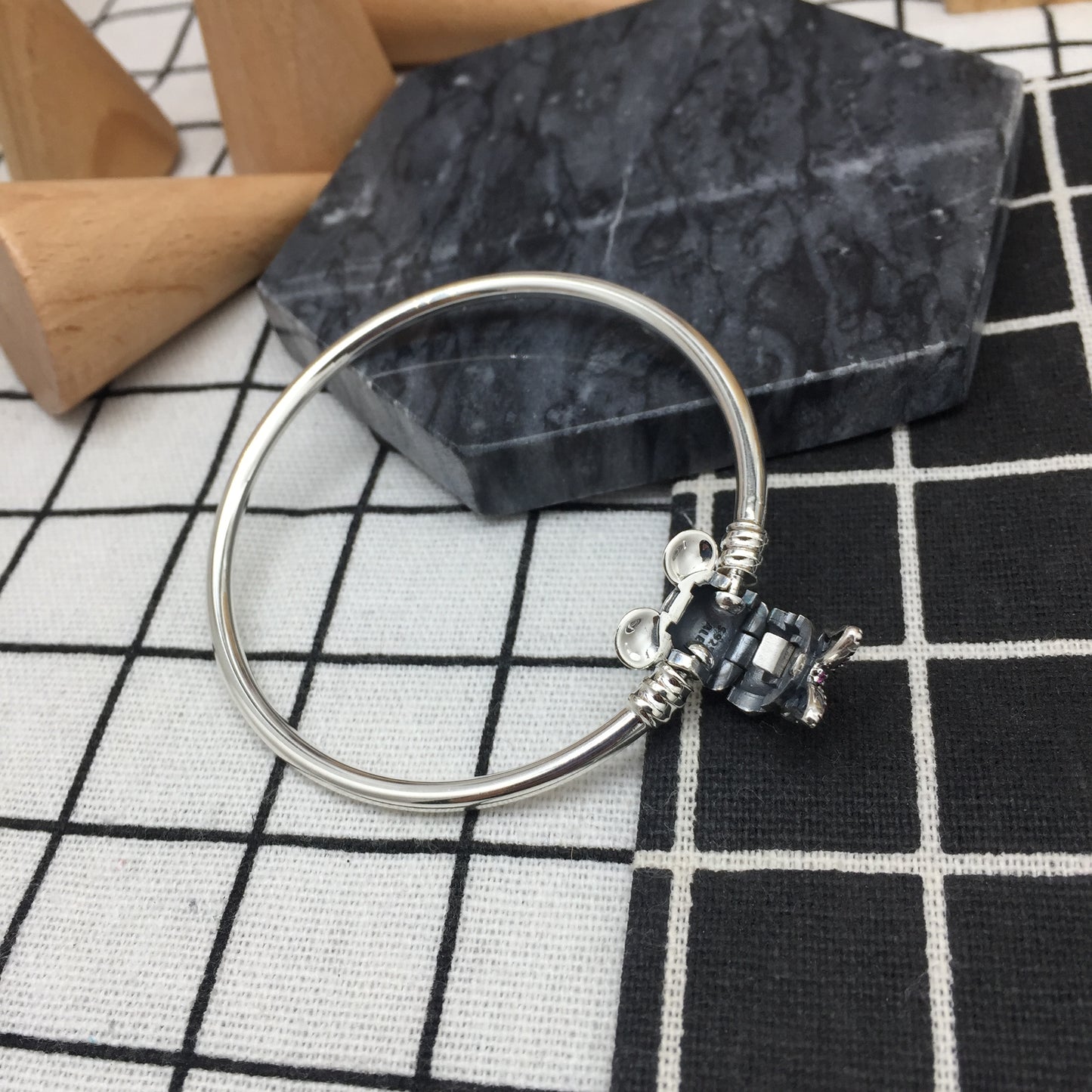 597722CZ