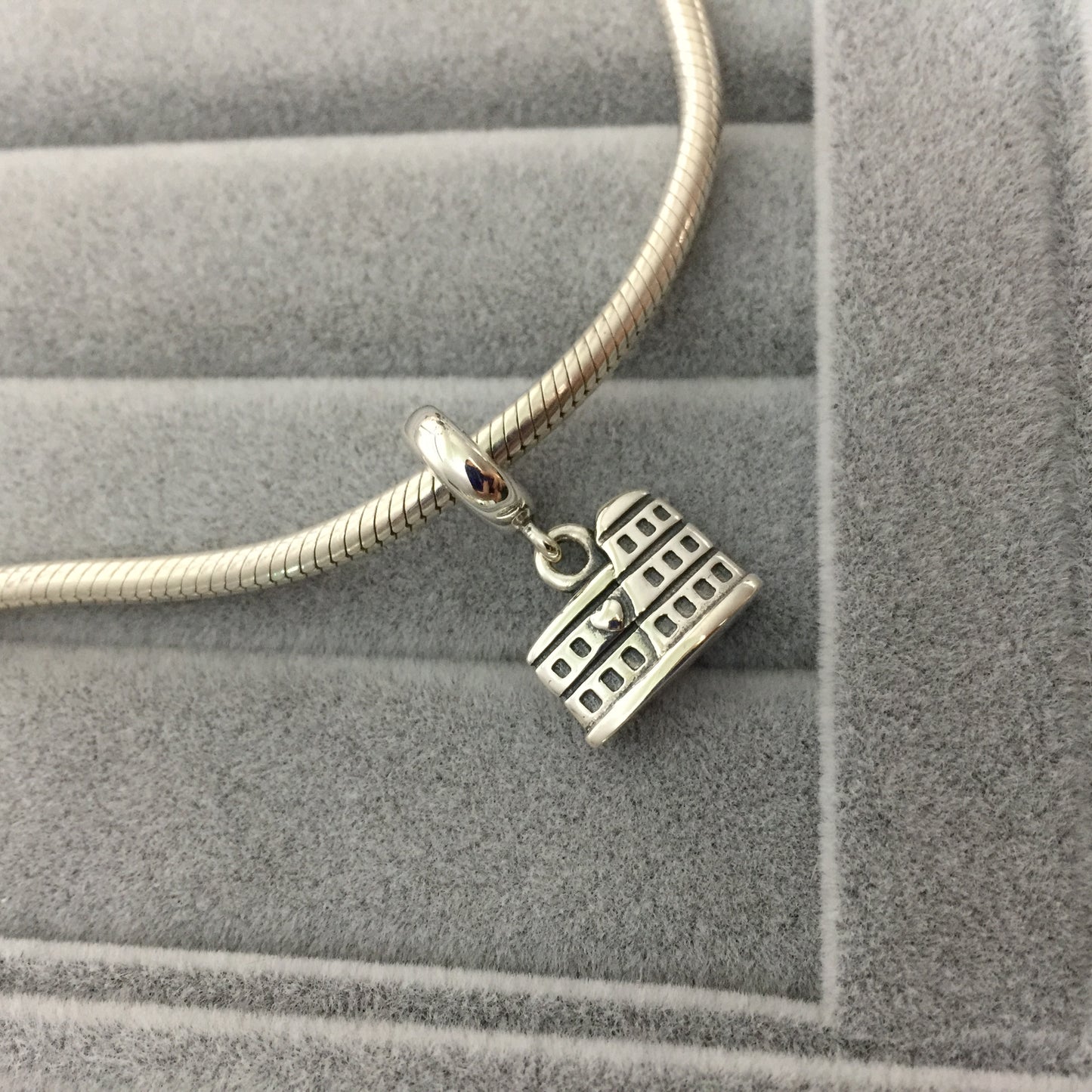 791079