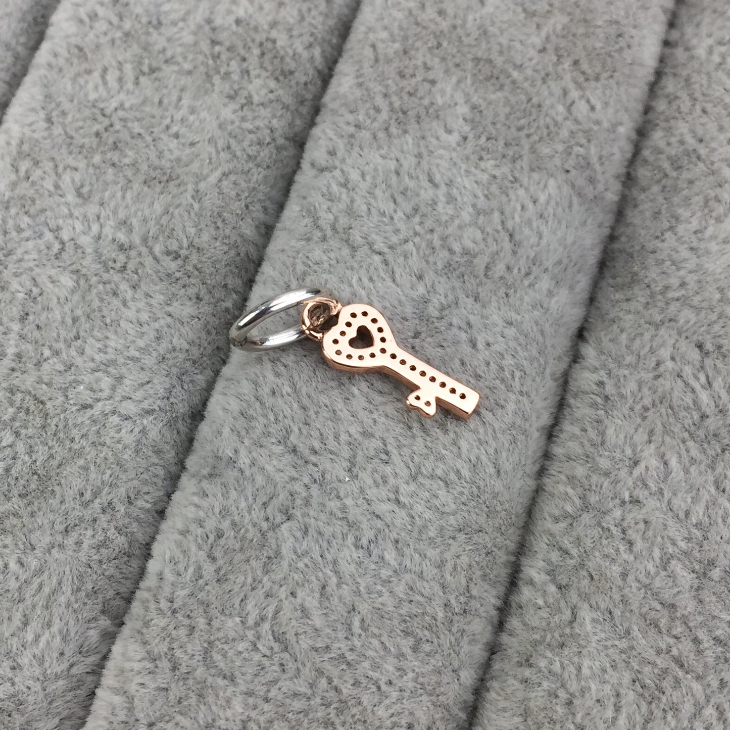 791358