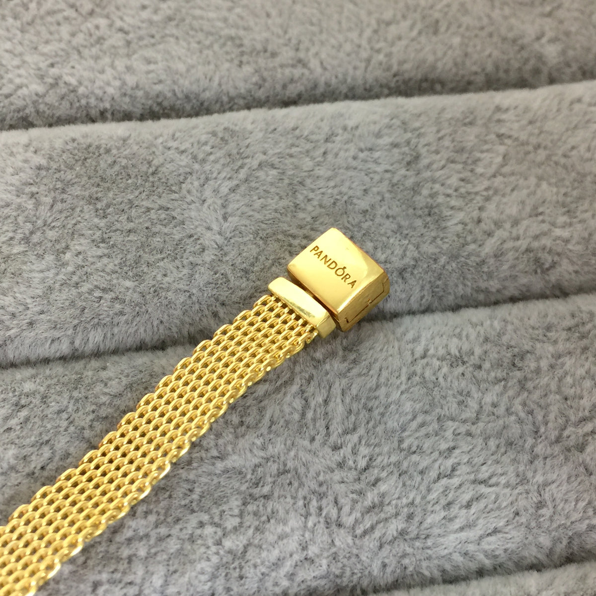 567712