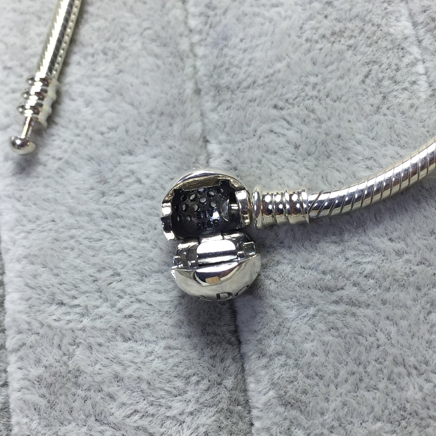 590743CZ