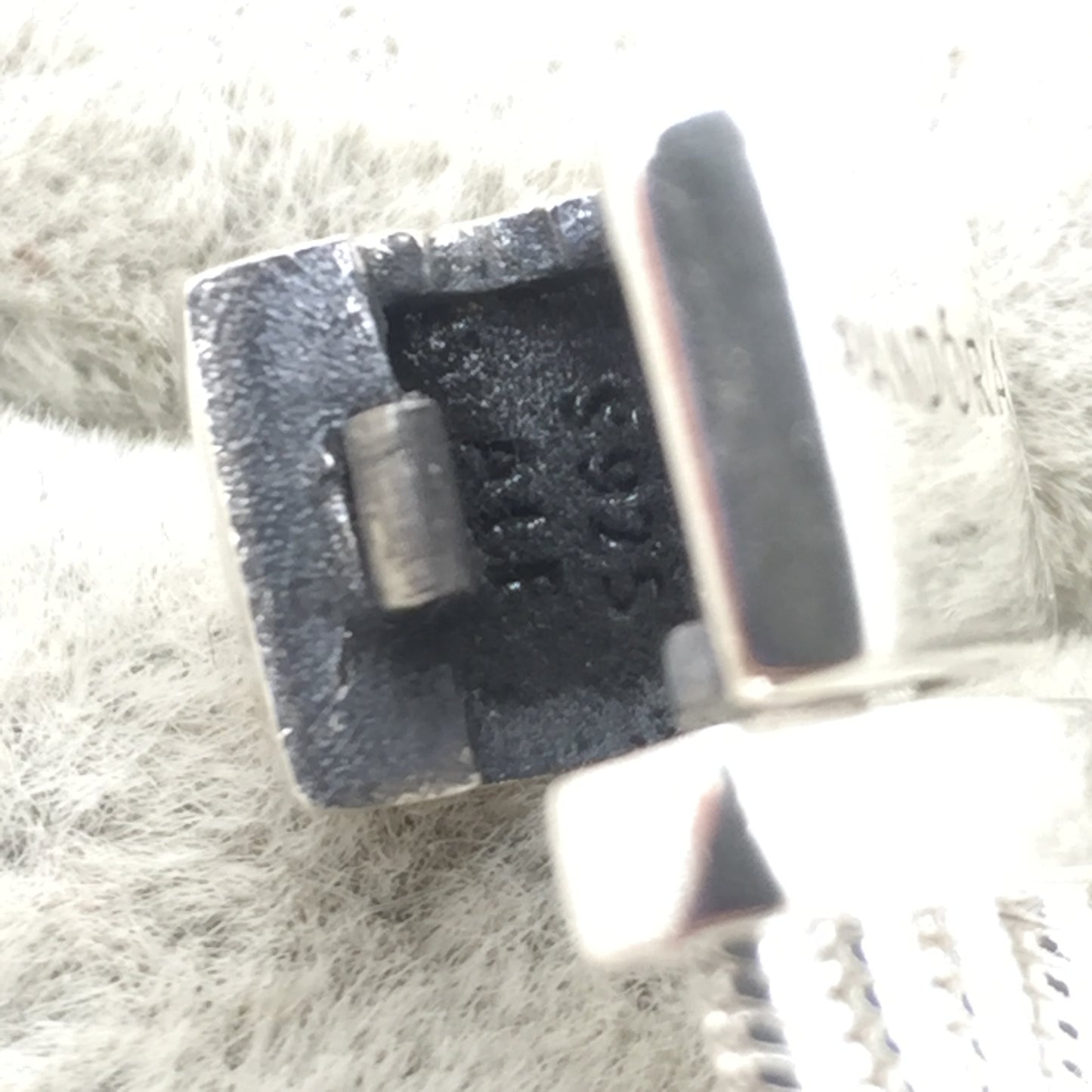 597943