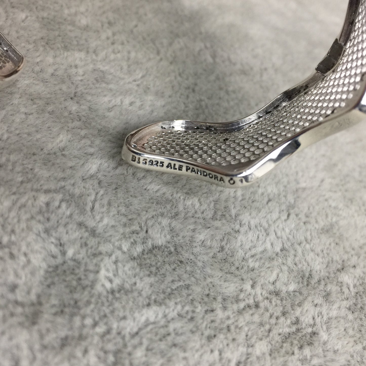 597704CZ