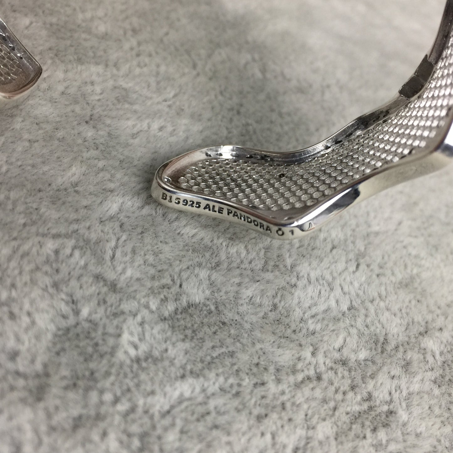 597704CZ