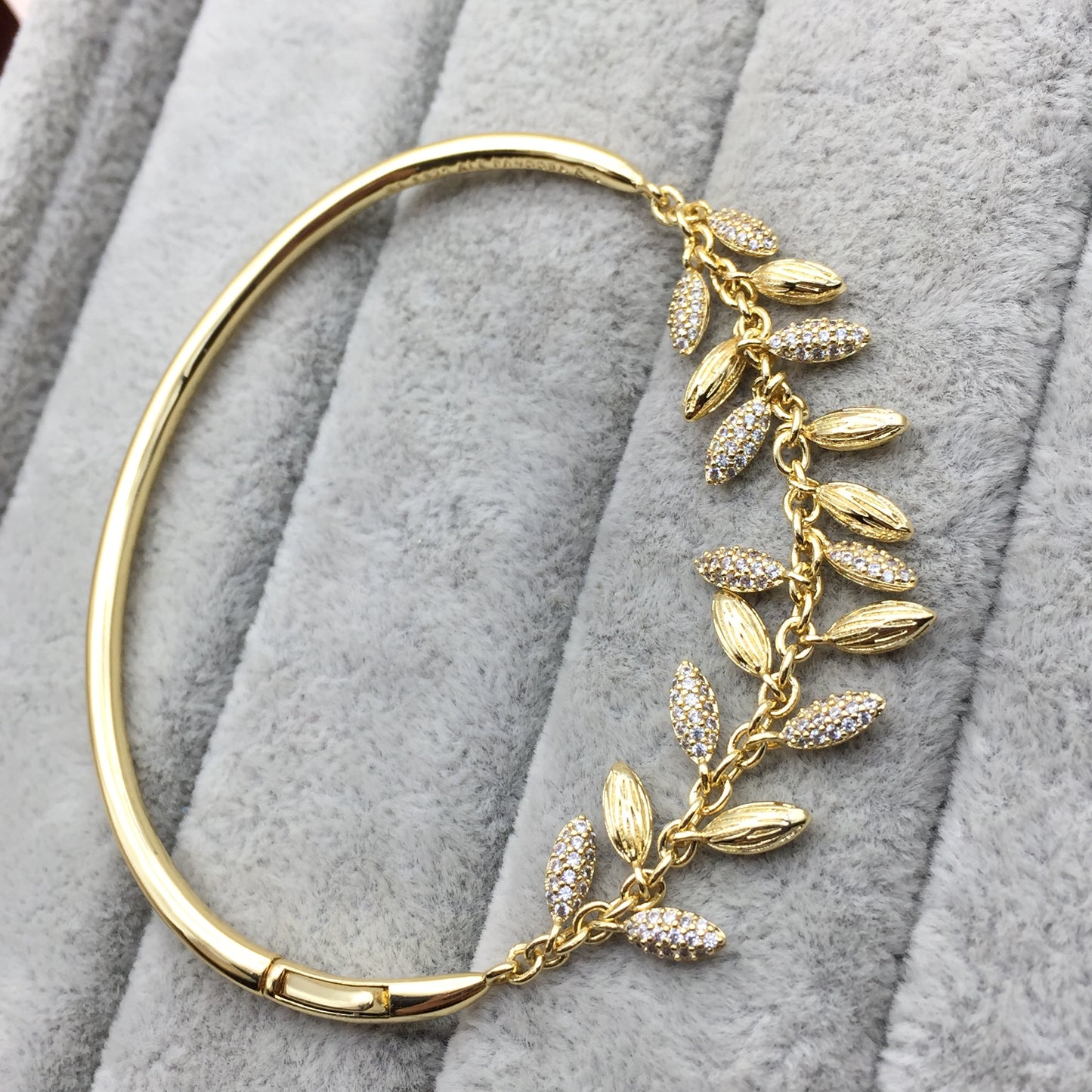 567715CZ