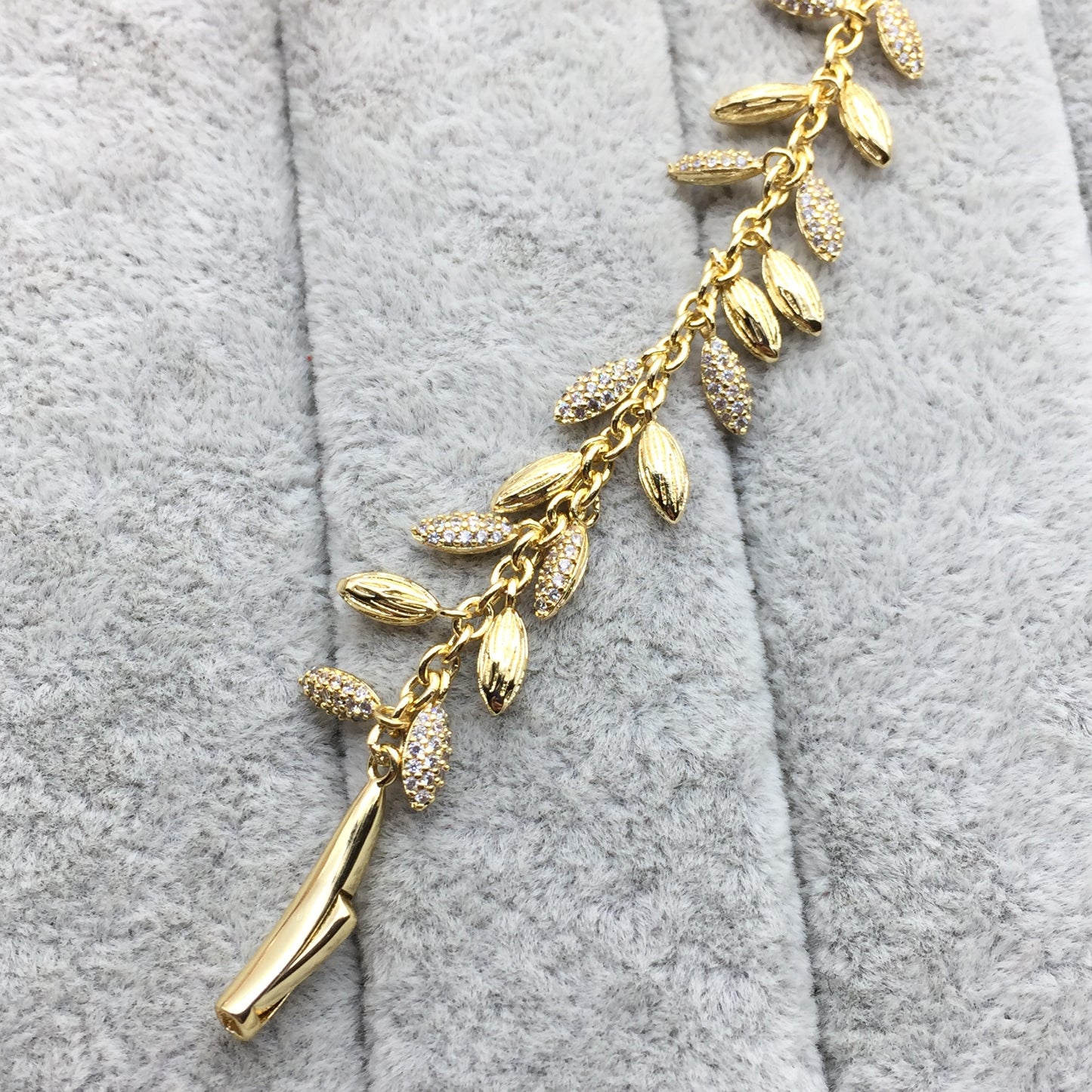 567715CZ