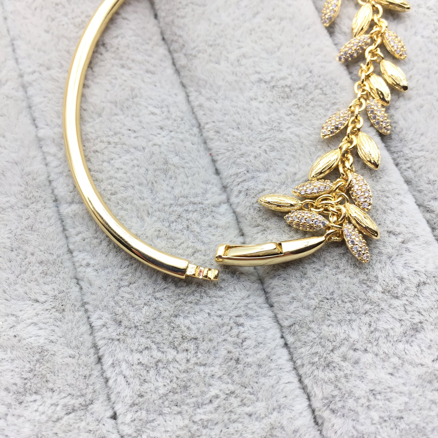 567715CZ