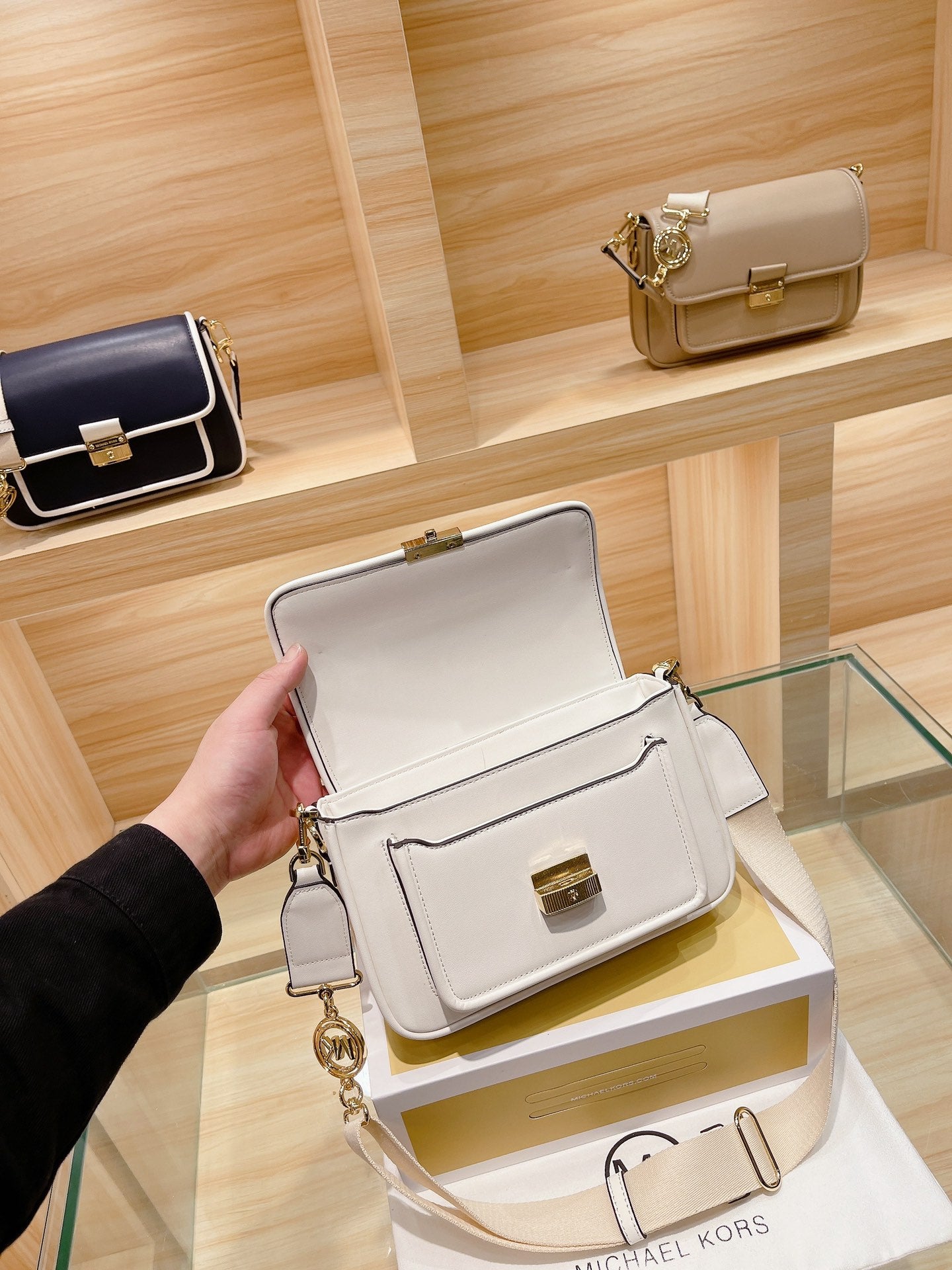 MK-BAG704