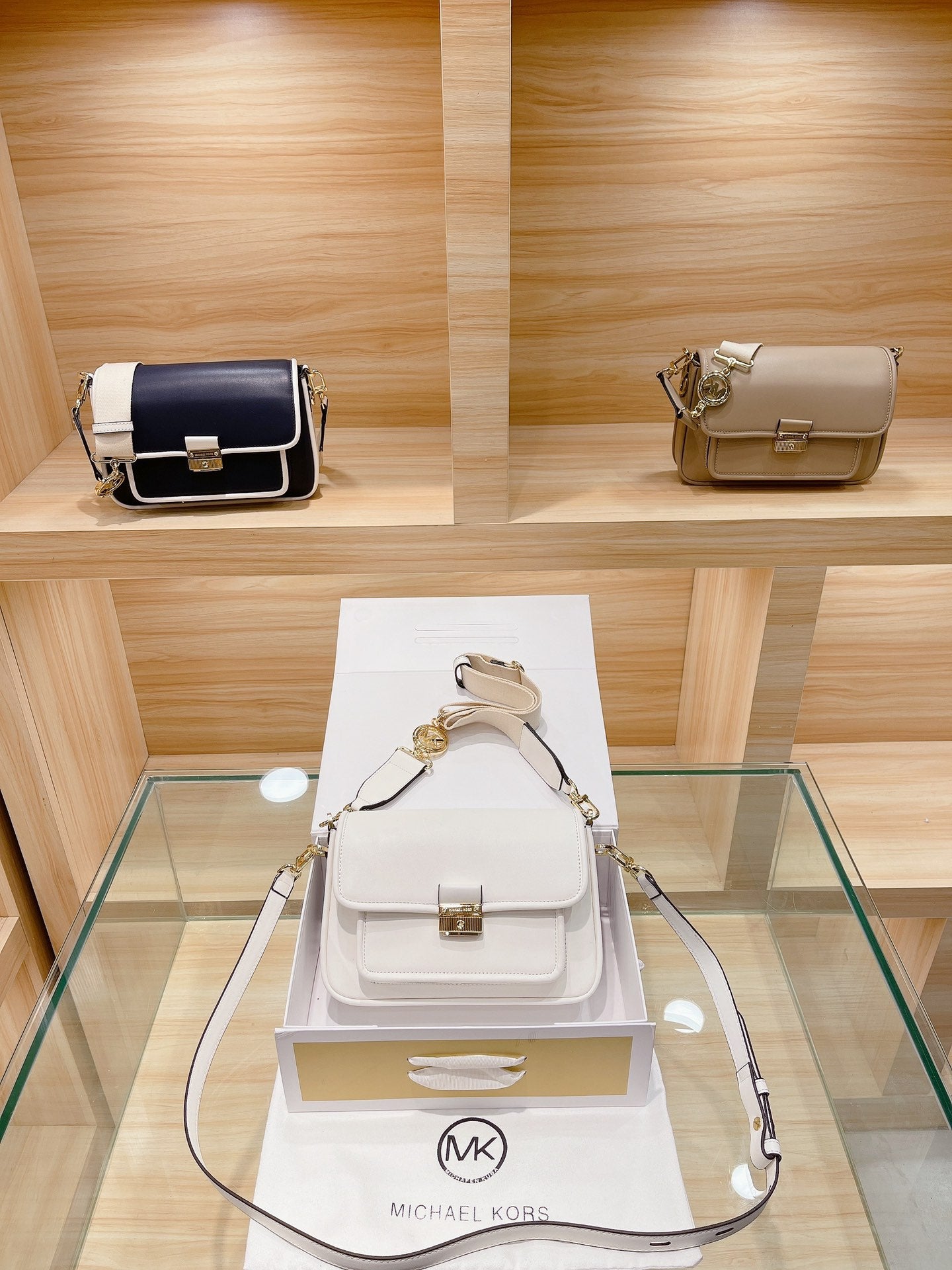 MK-BAG704