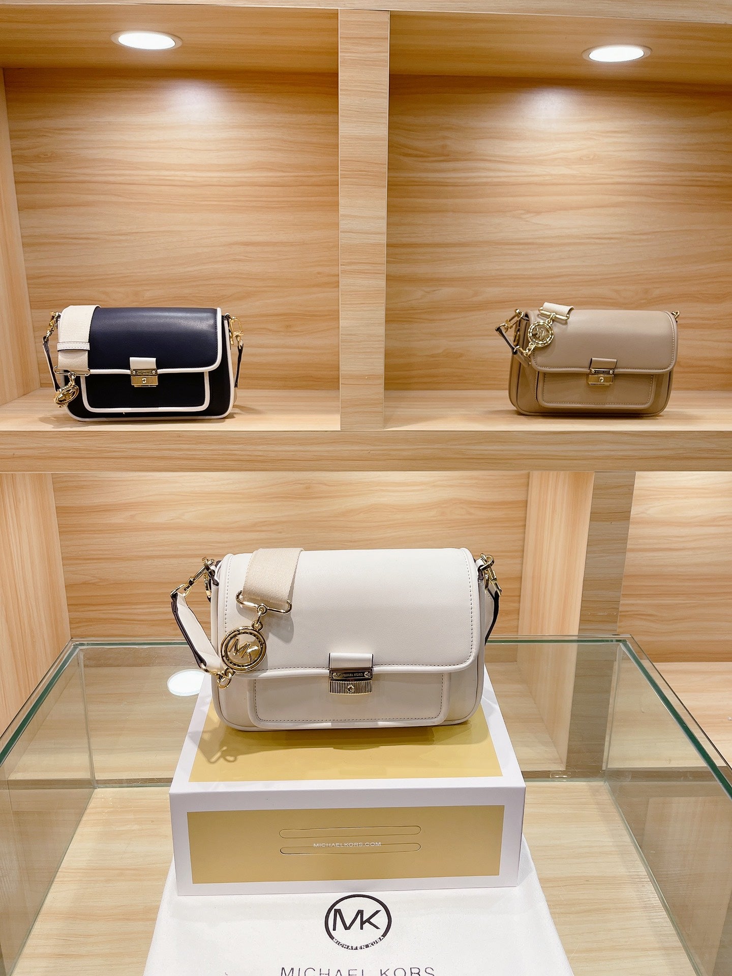 MK-BAG704