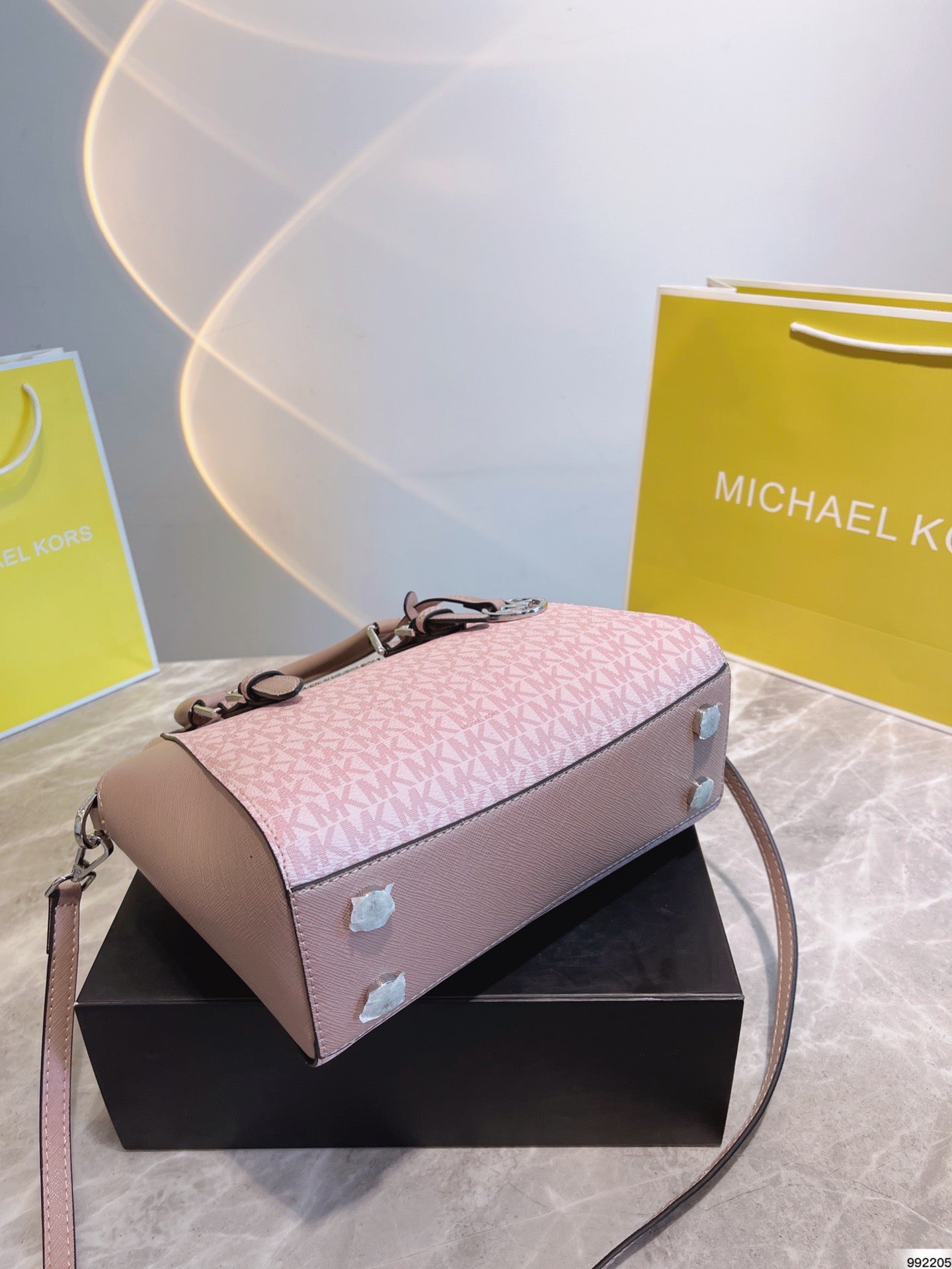 MK-BAG582