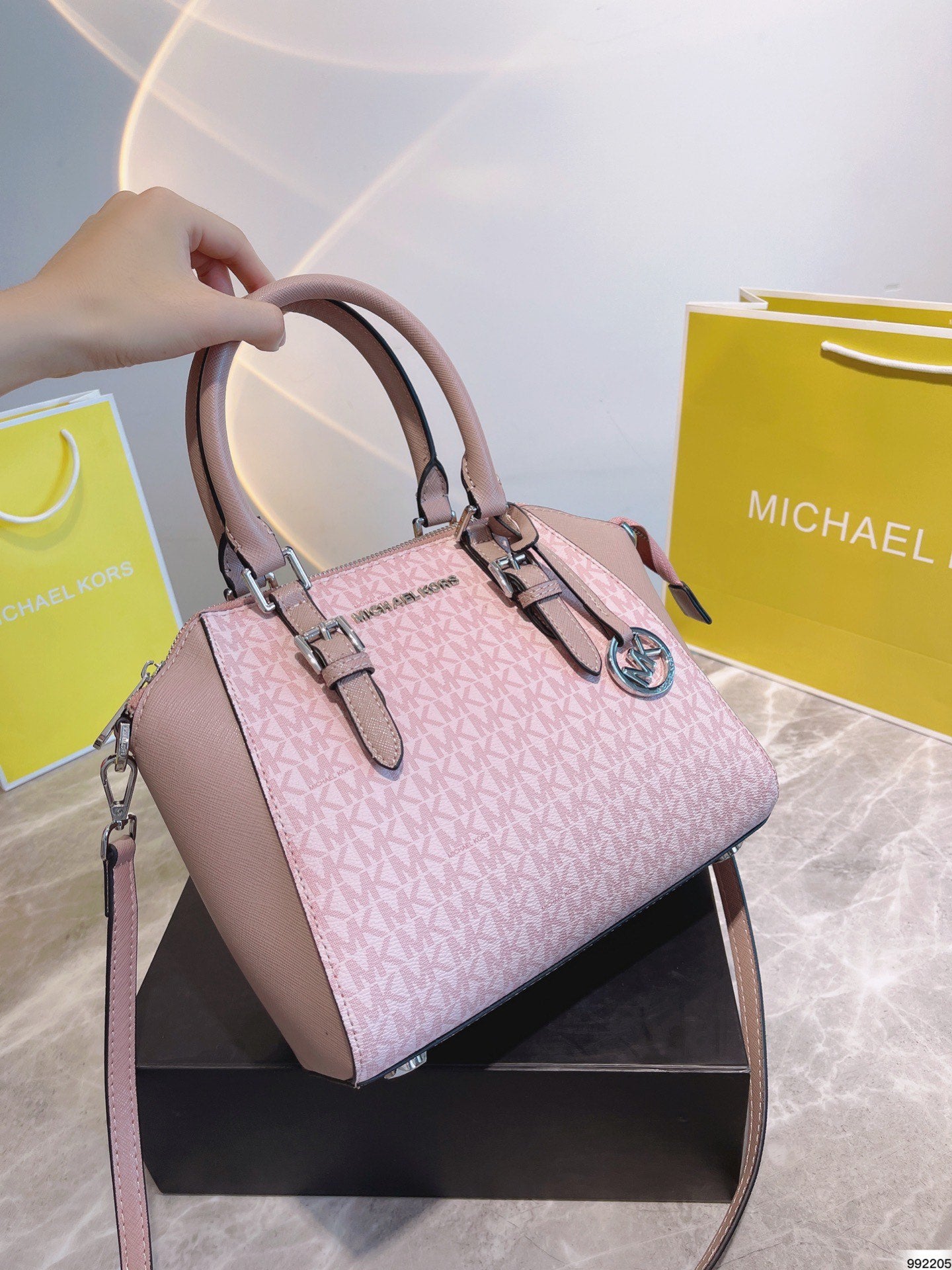 MK-BAG582
