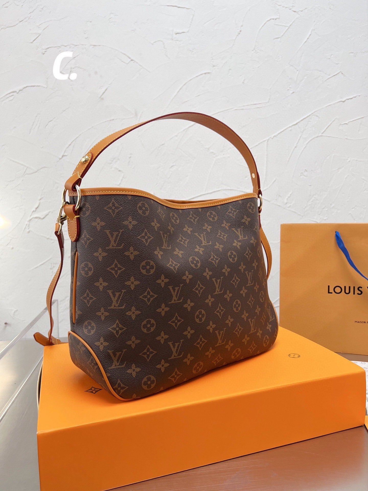 LV-BAG687