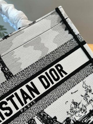 DIOR-696