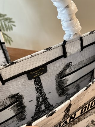 DIOR-696