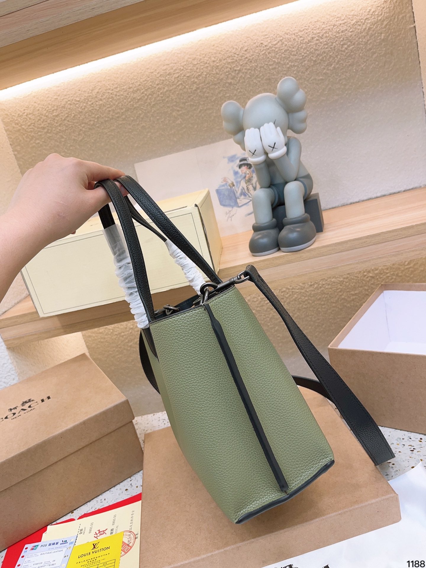 Co-BAG205