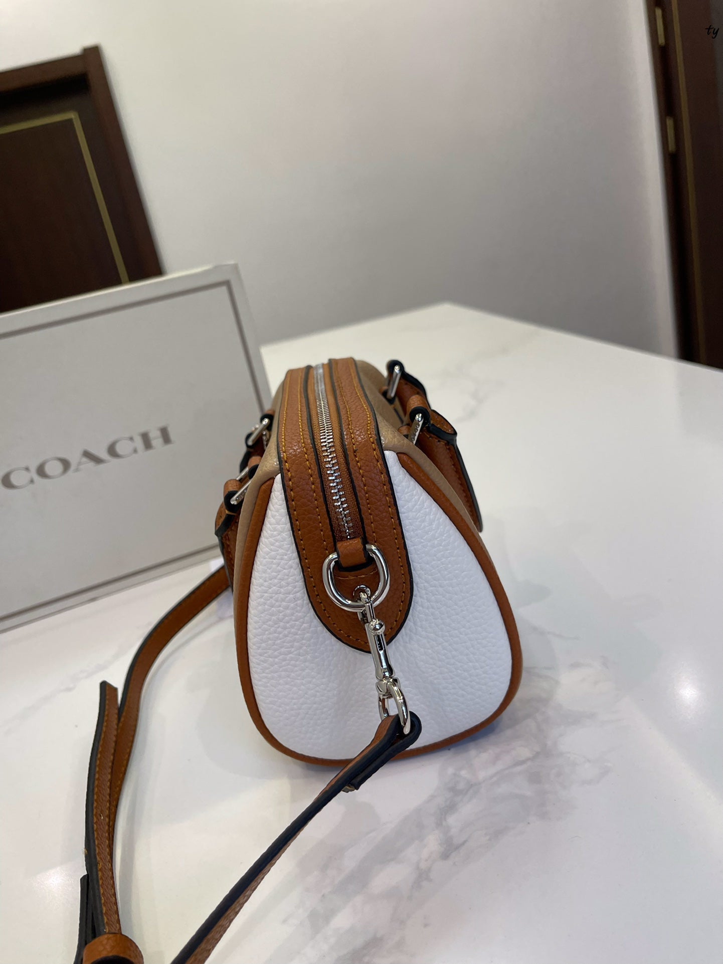 Co-BAG559