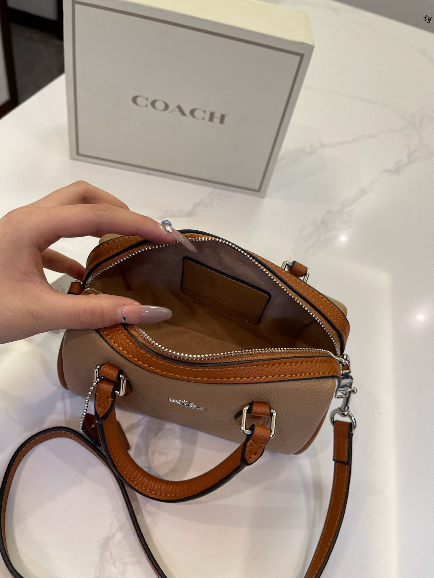 Co-BAG559