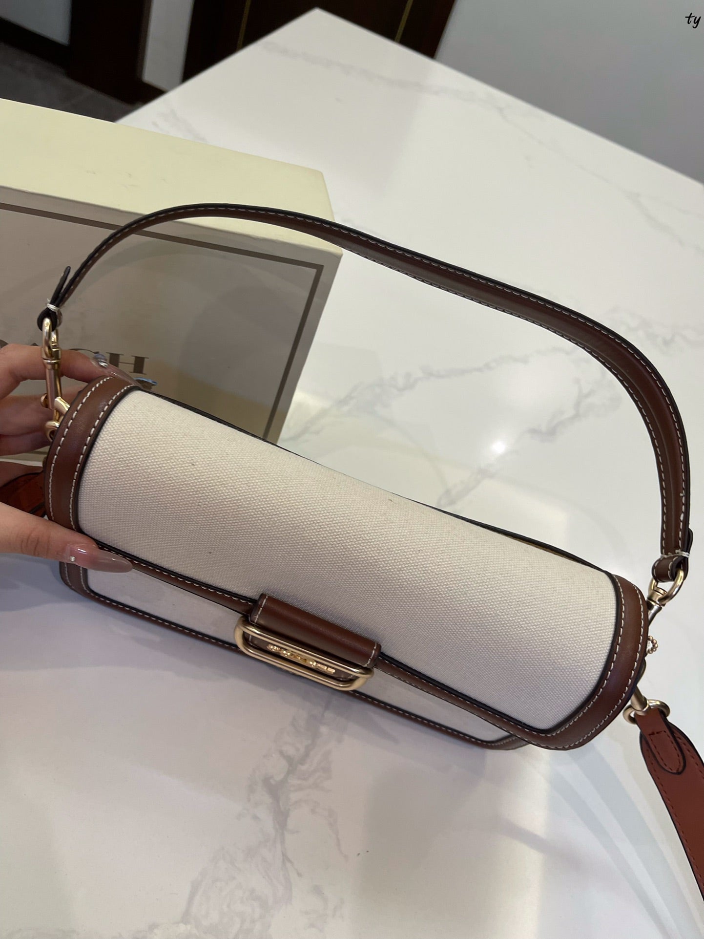 Co-BAG560