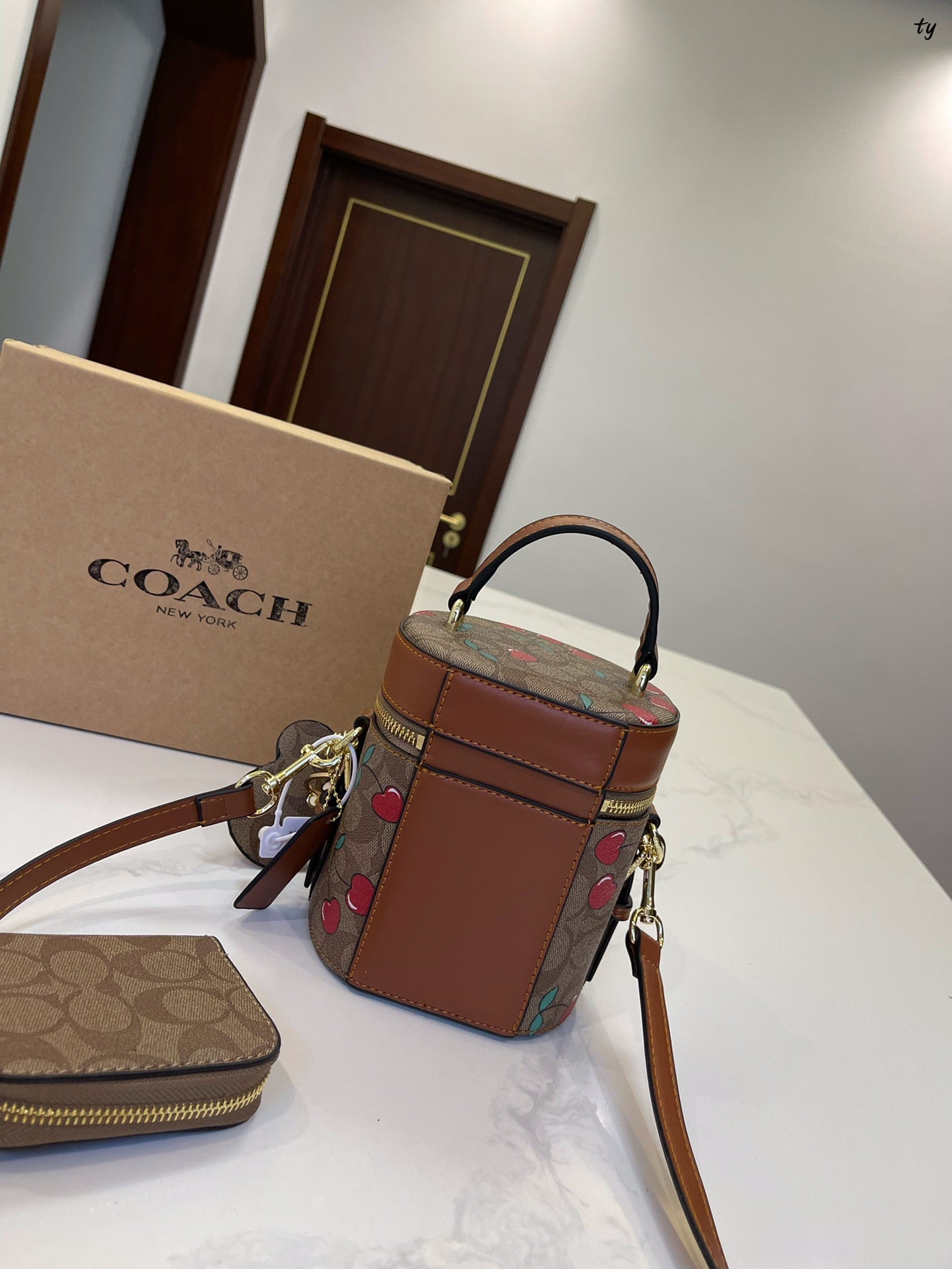 Co-BAG561