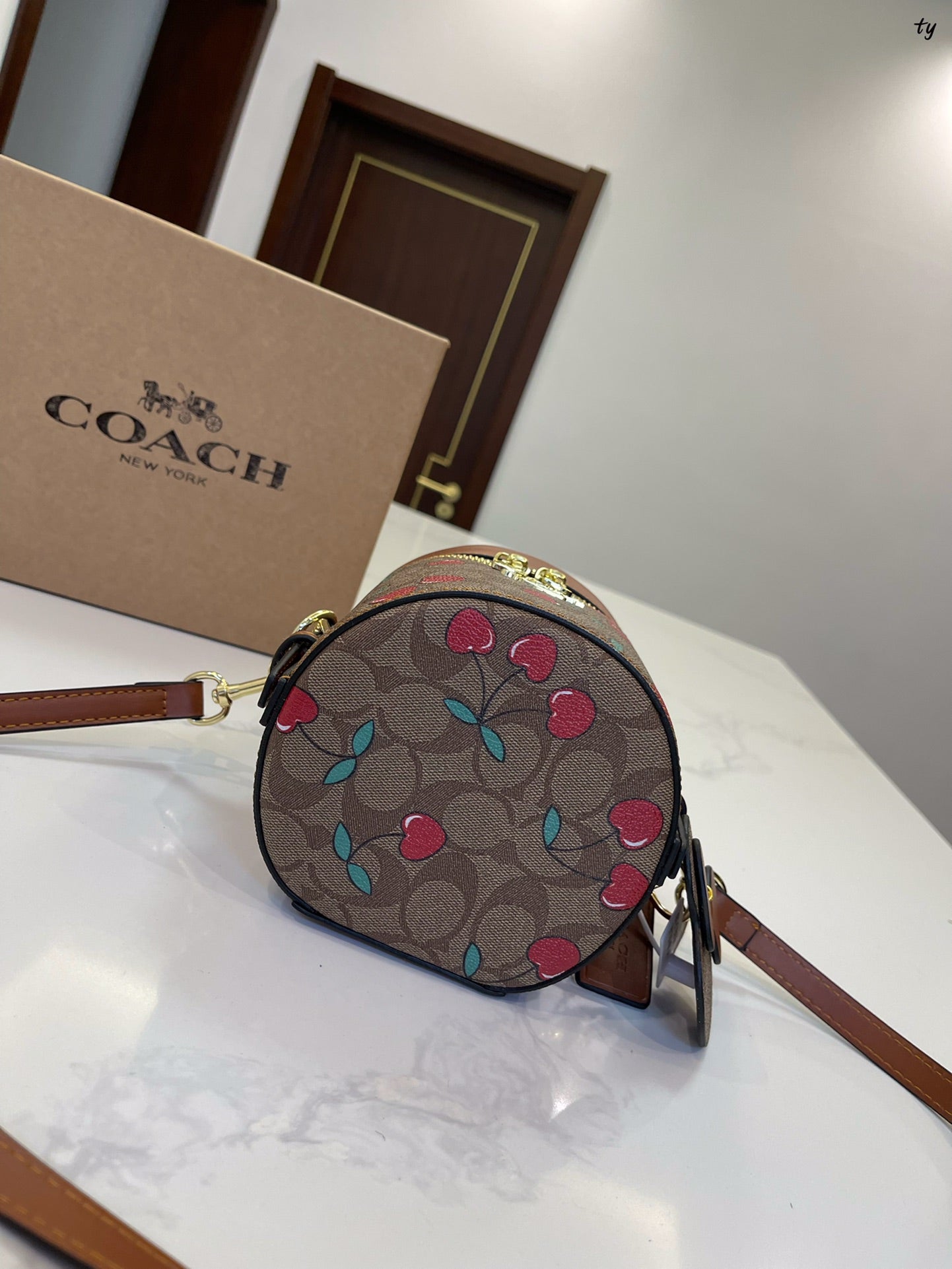 Co-BAG561
