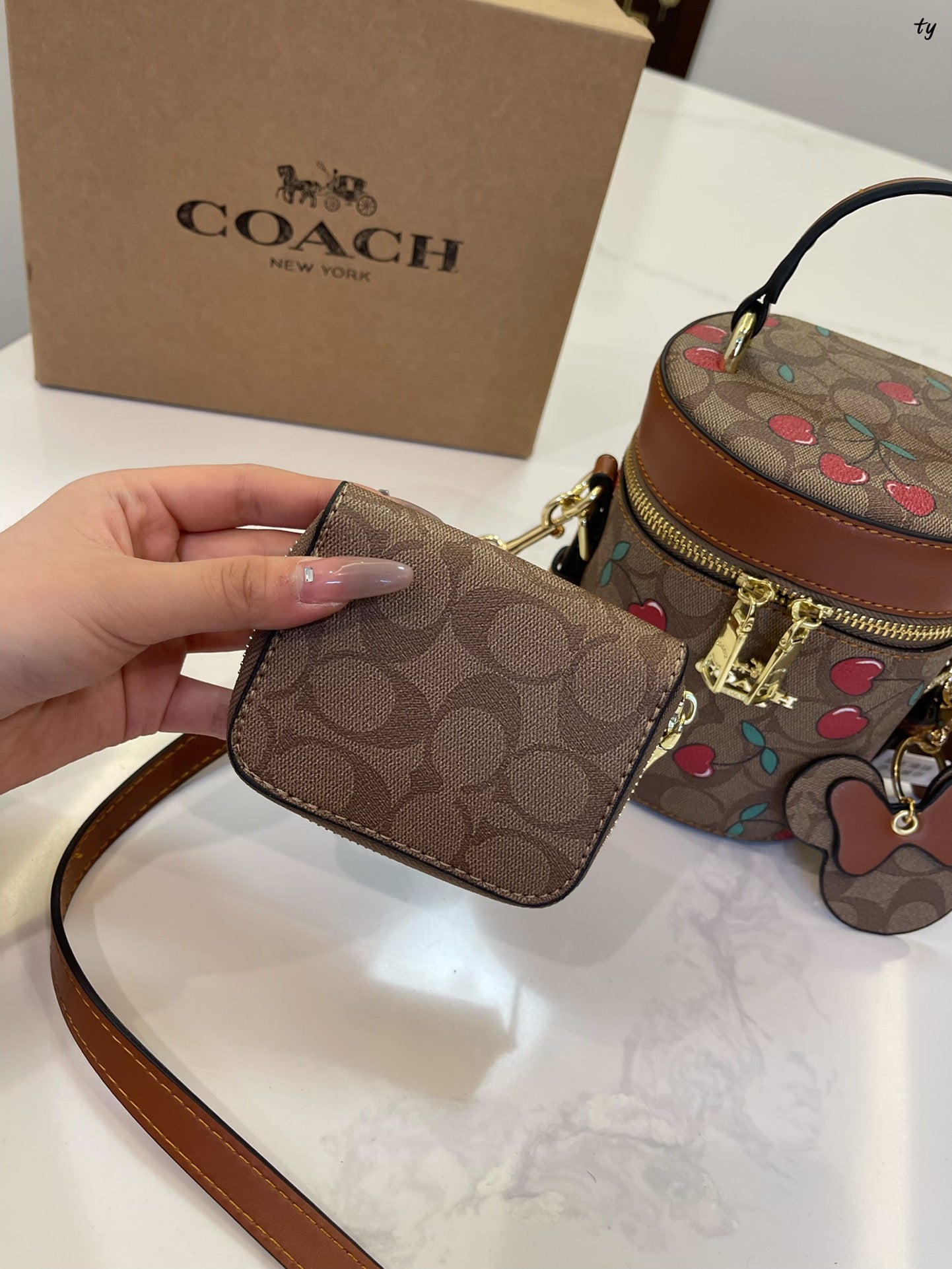 Co-BAG561