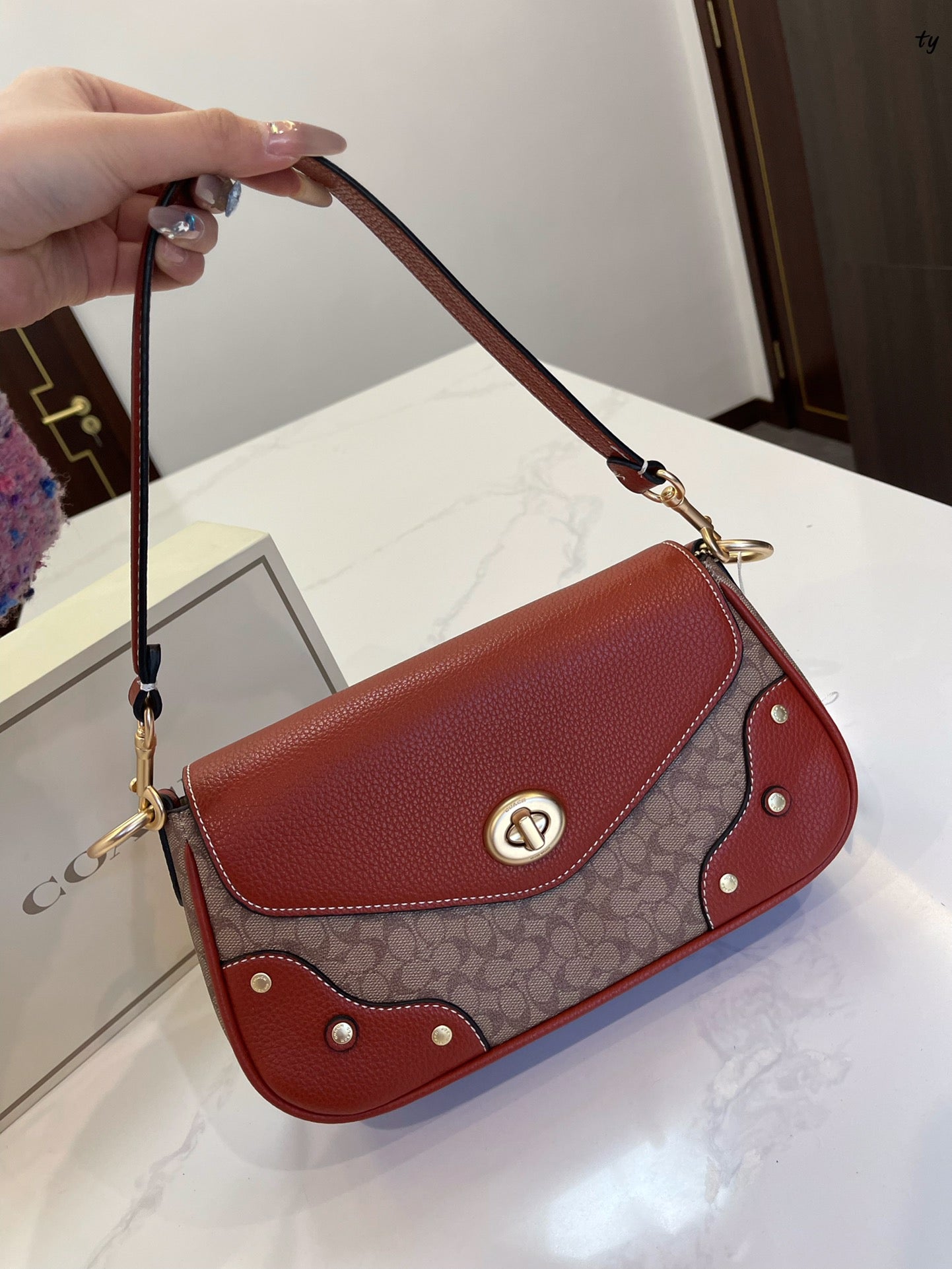 Co-BAG562