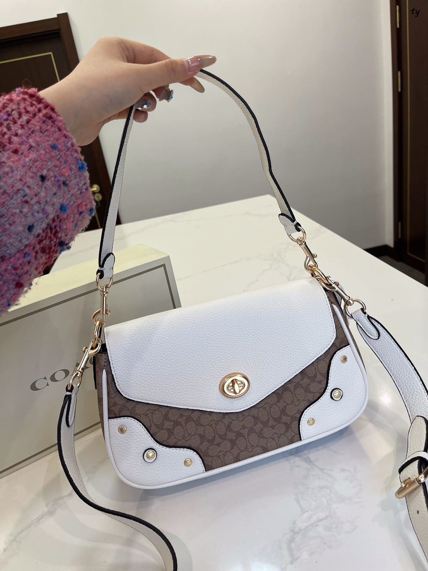 Co-BAG562