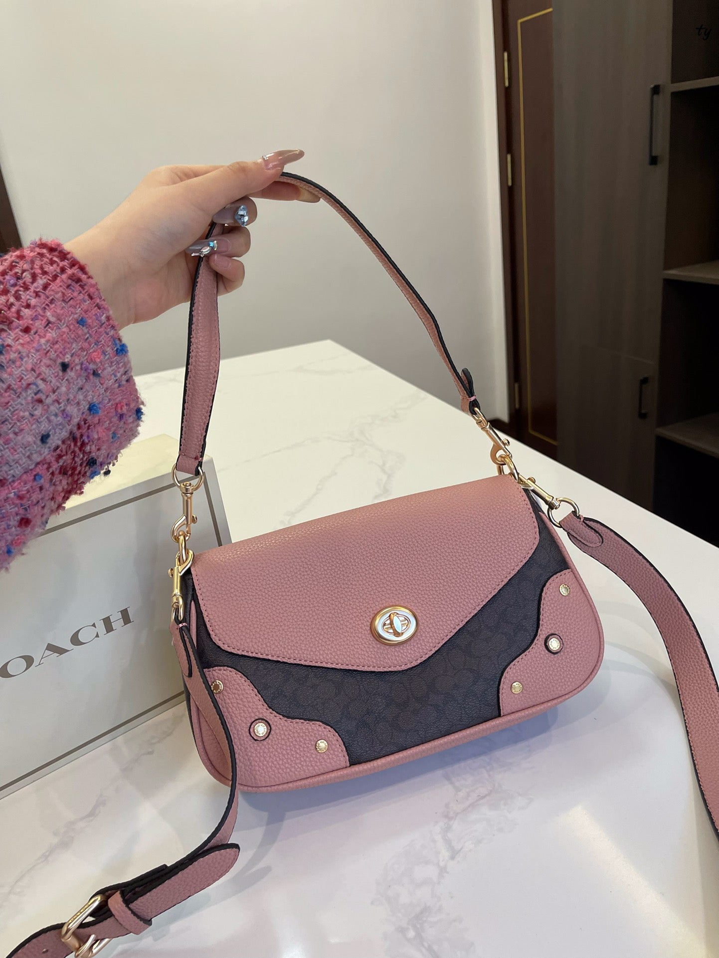Co-BAG562