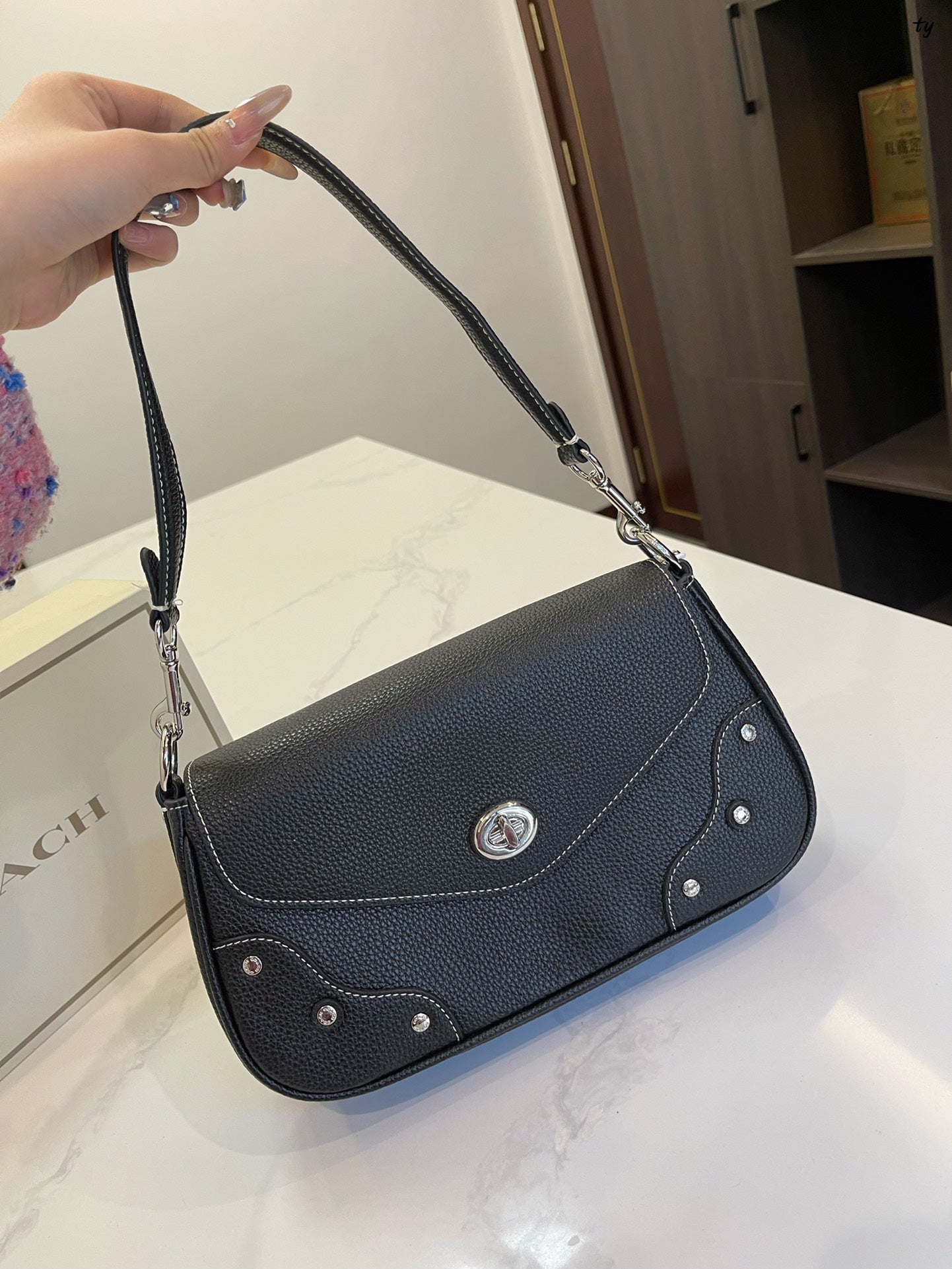 Co-BAG562