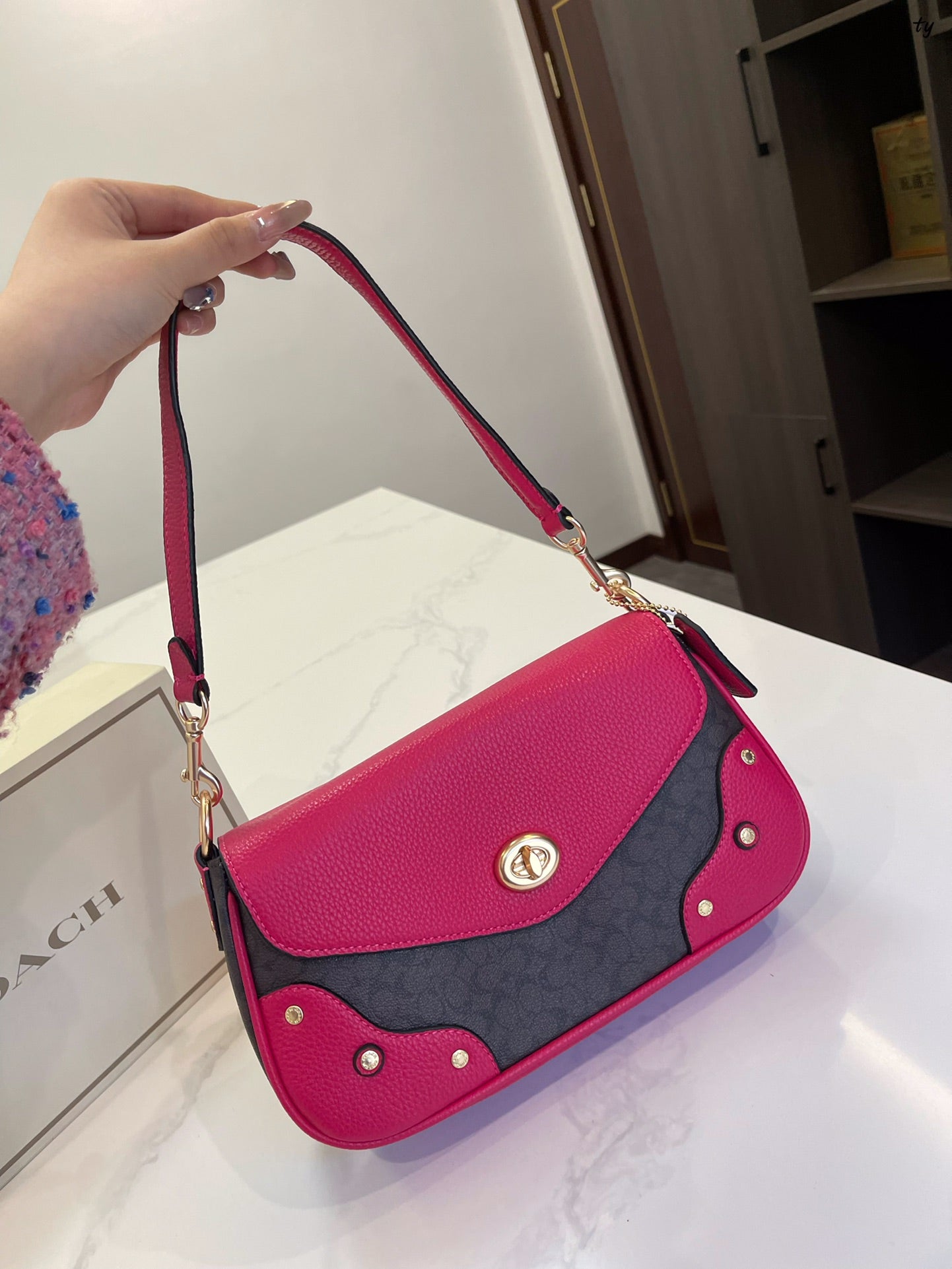 Co-BAG562