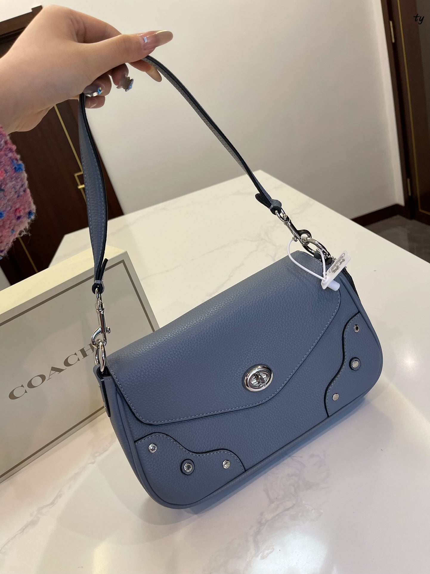 Co-BAG562