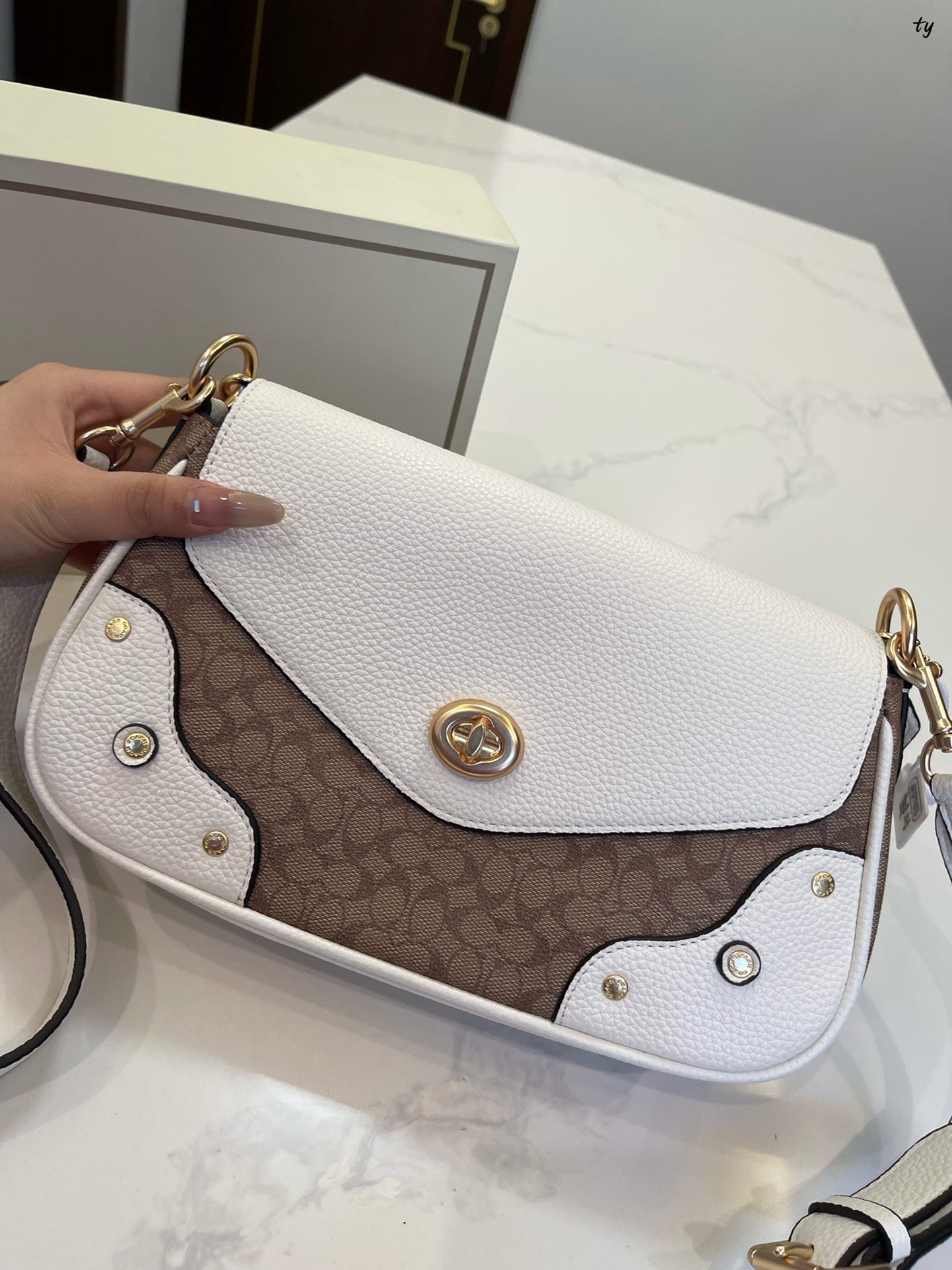 Co-BAG562