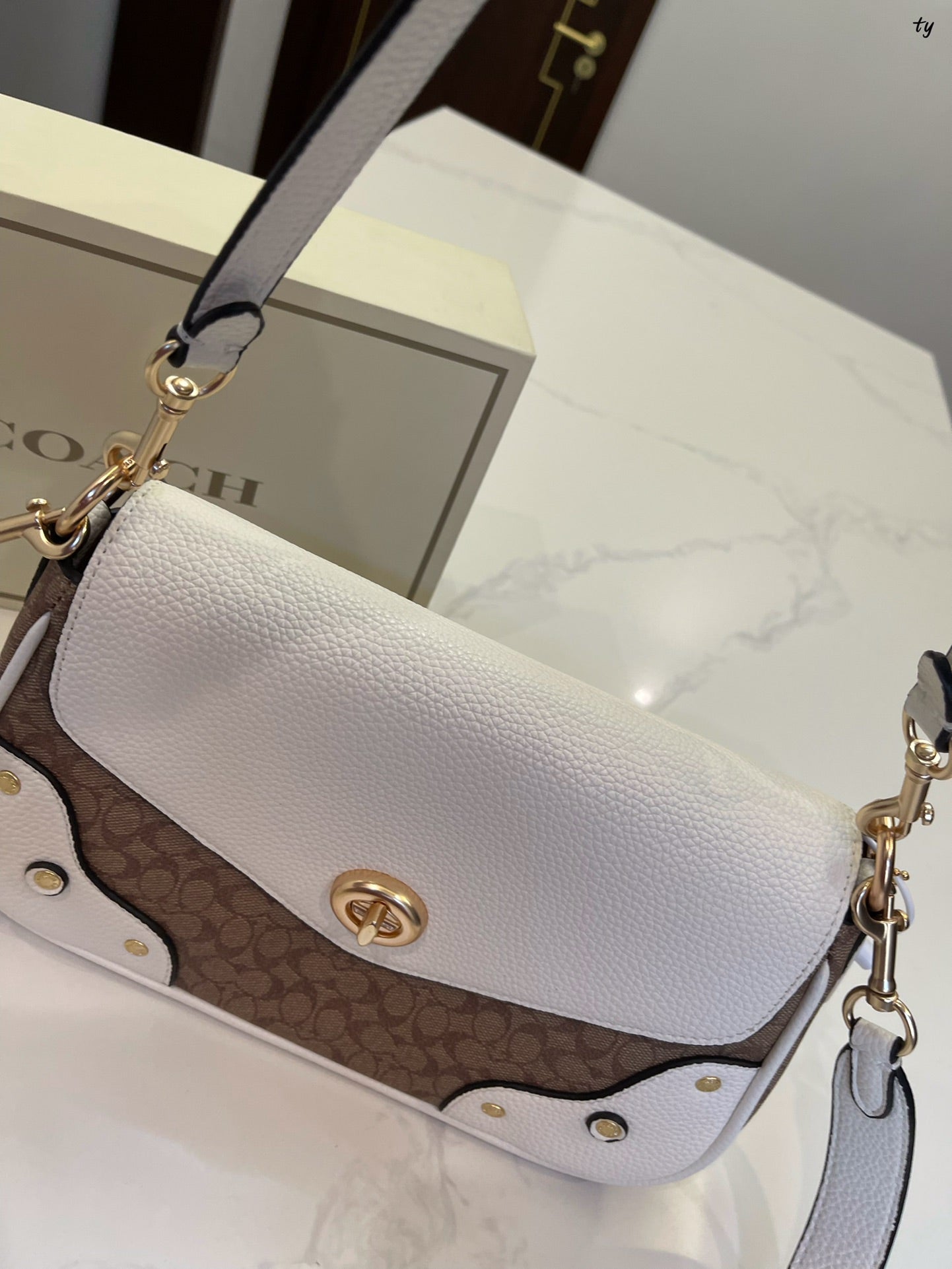 Co-BAG562