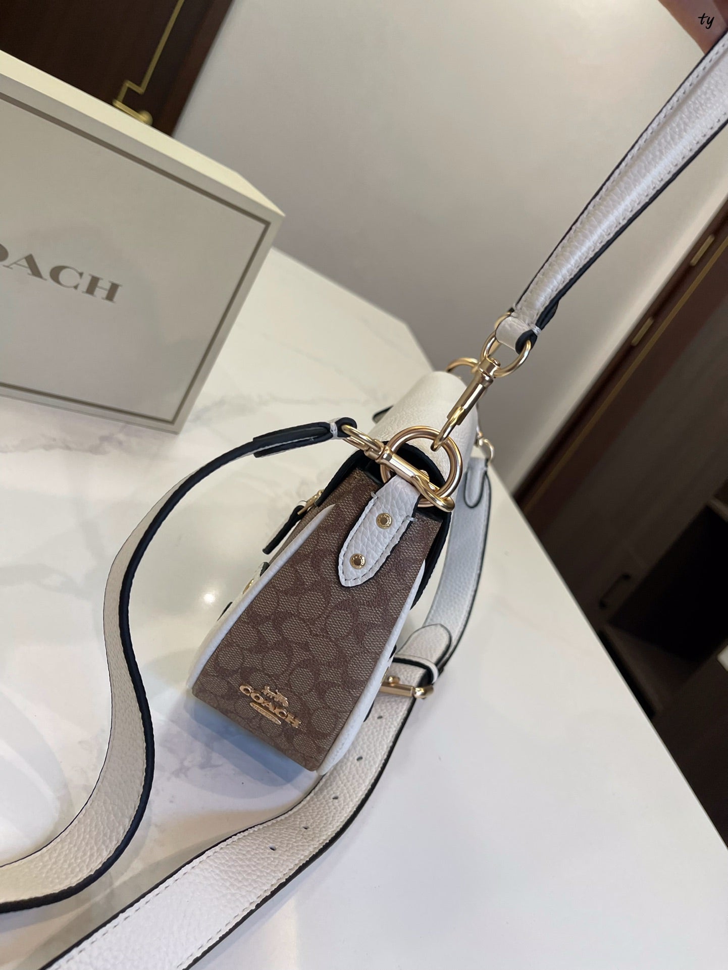 Co-BAG562