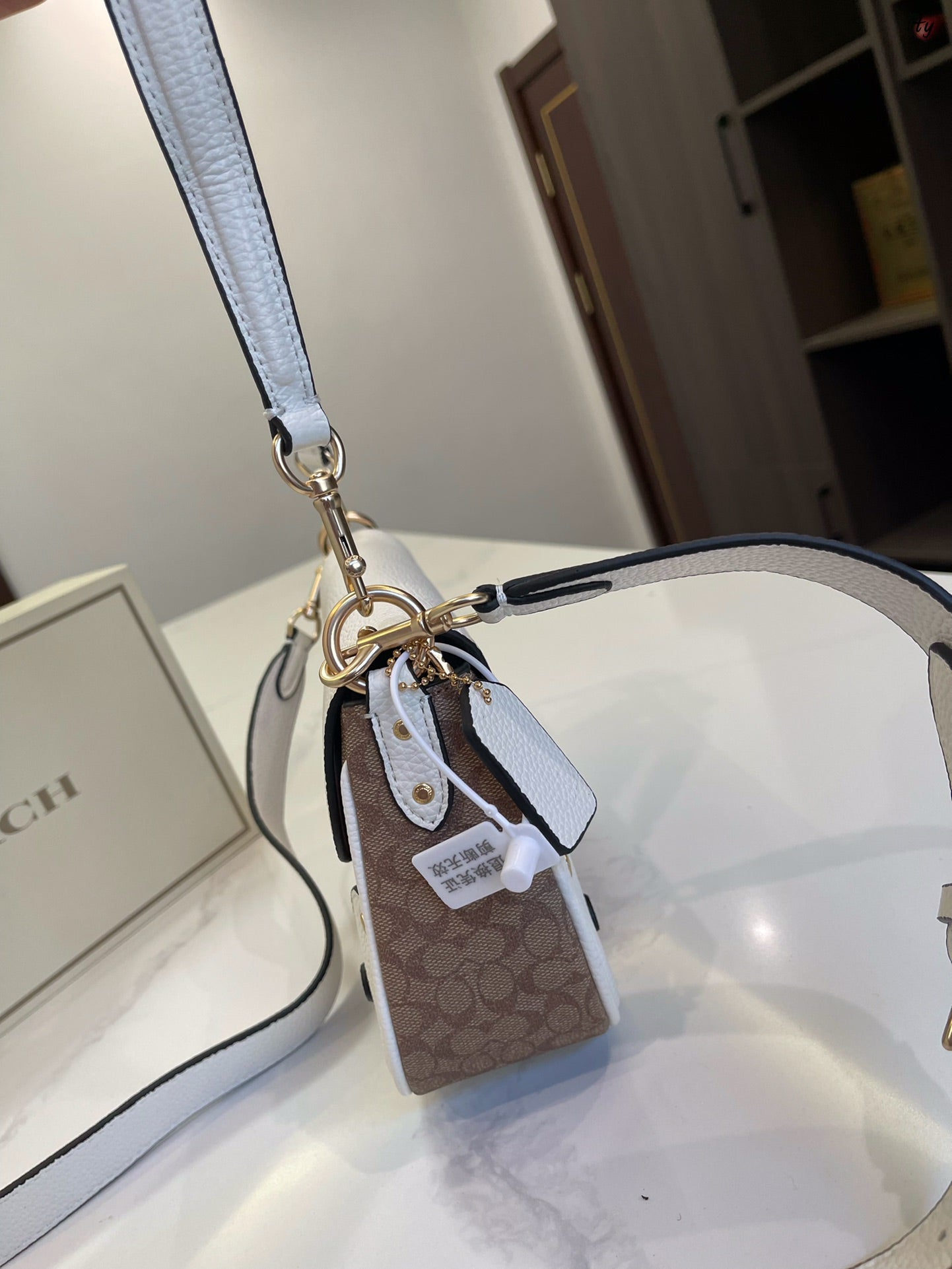 Co-BAG562