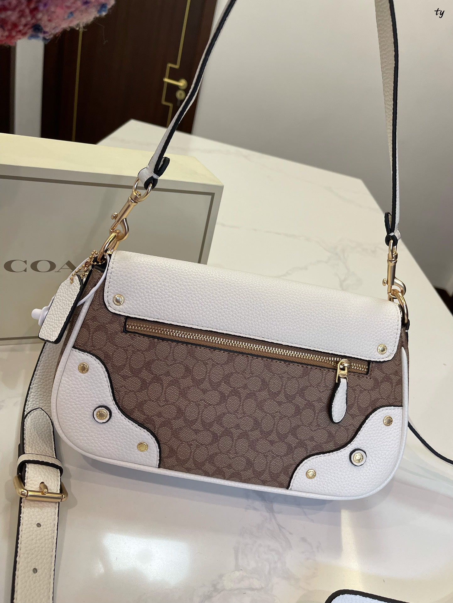Co-BAG562