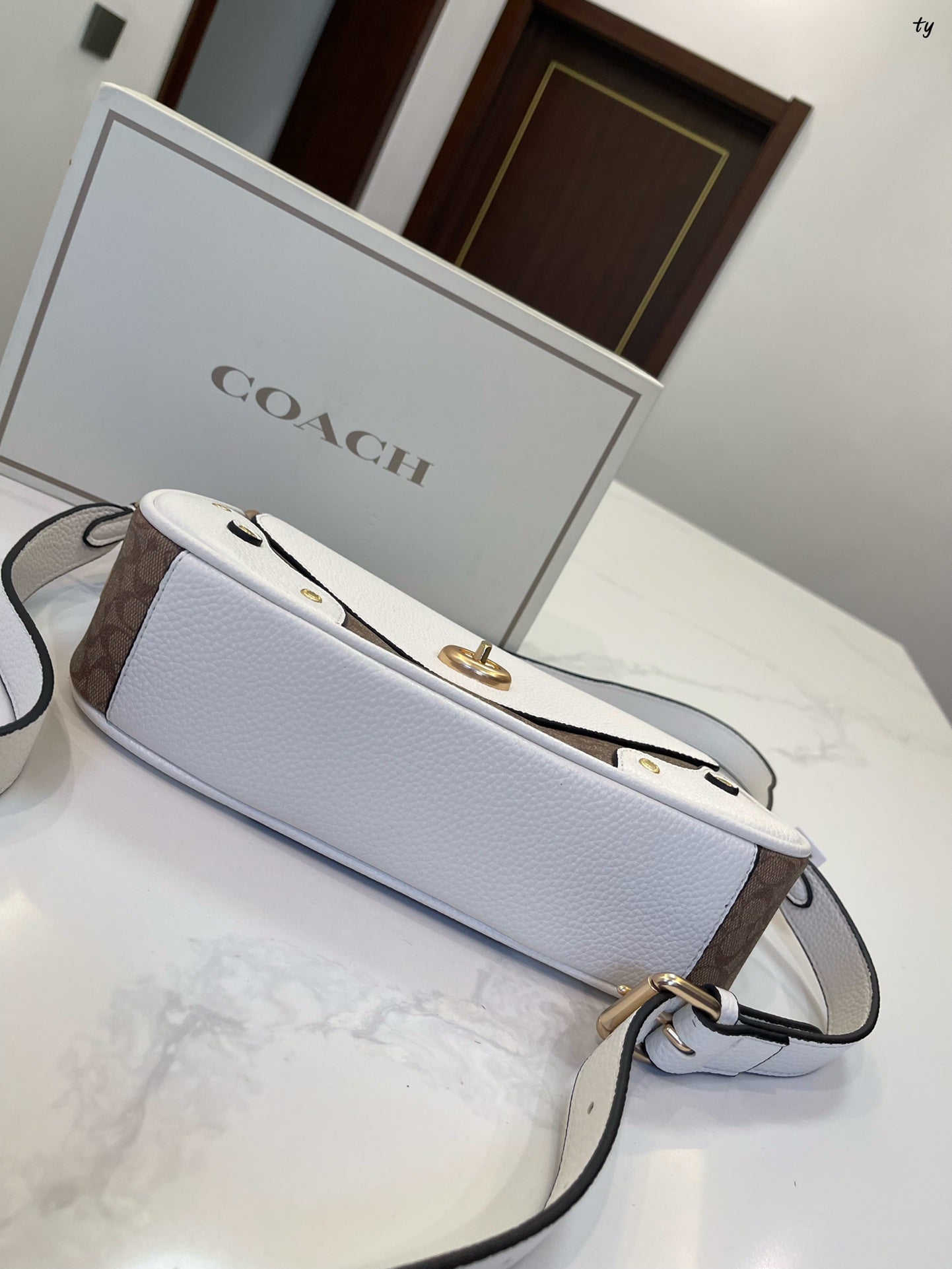 Co-BAG562