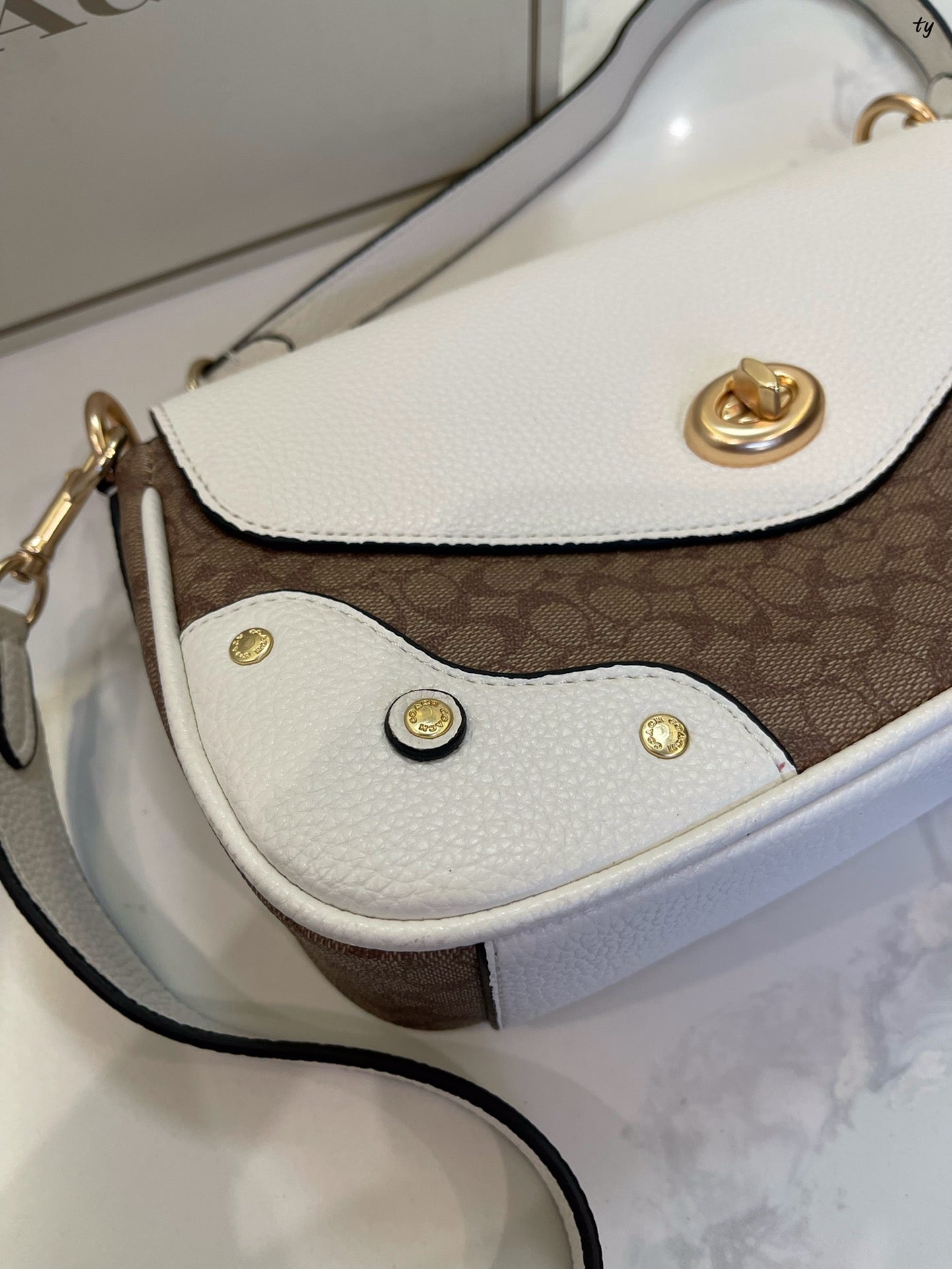 Co-BAG562