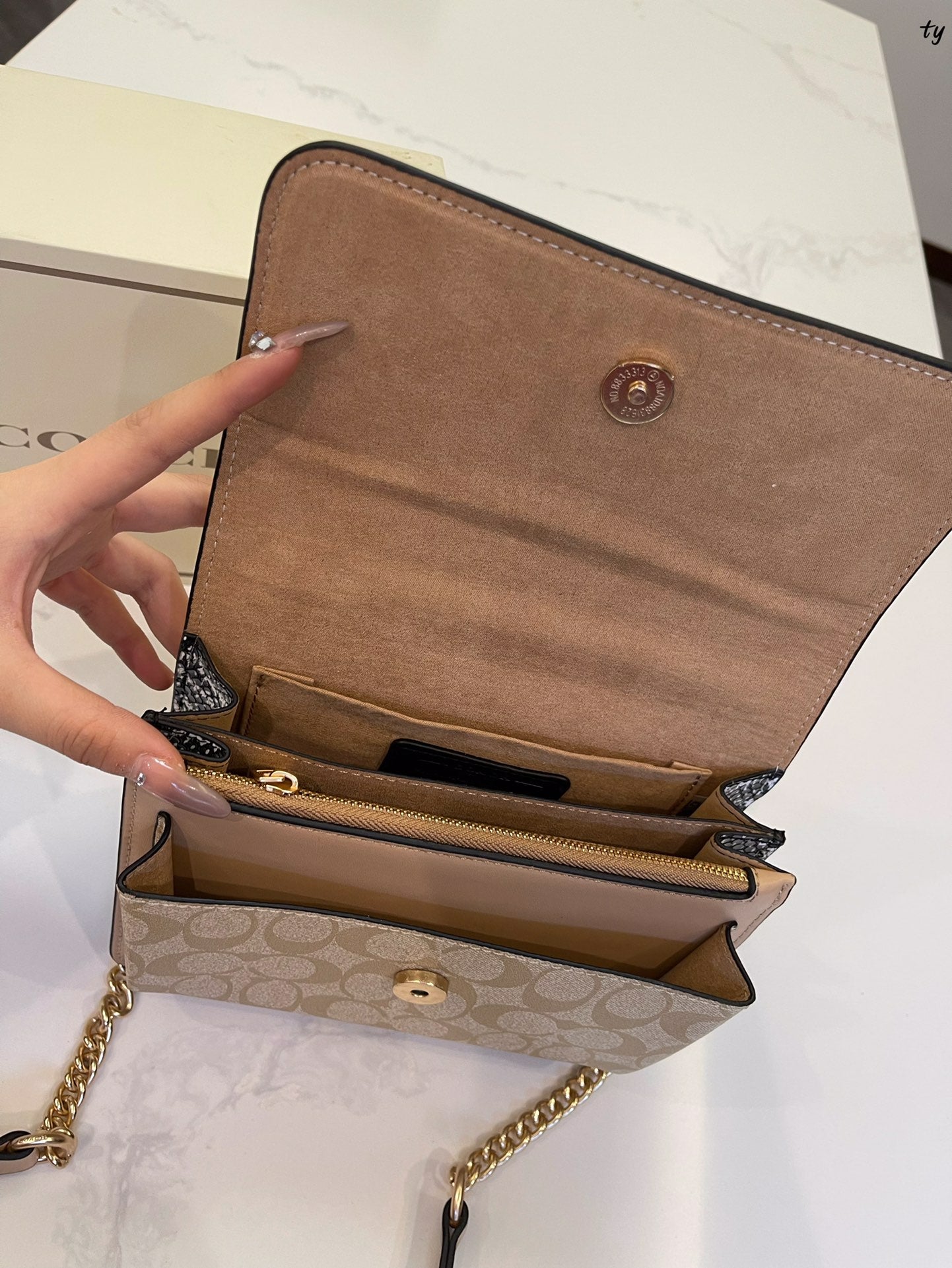 Co-BAG564