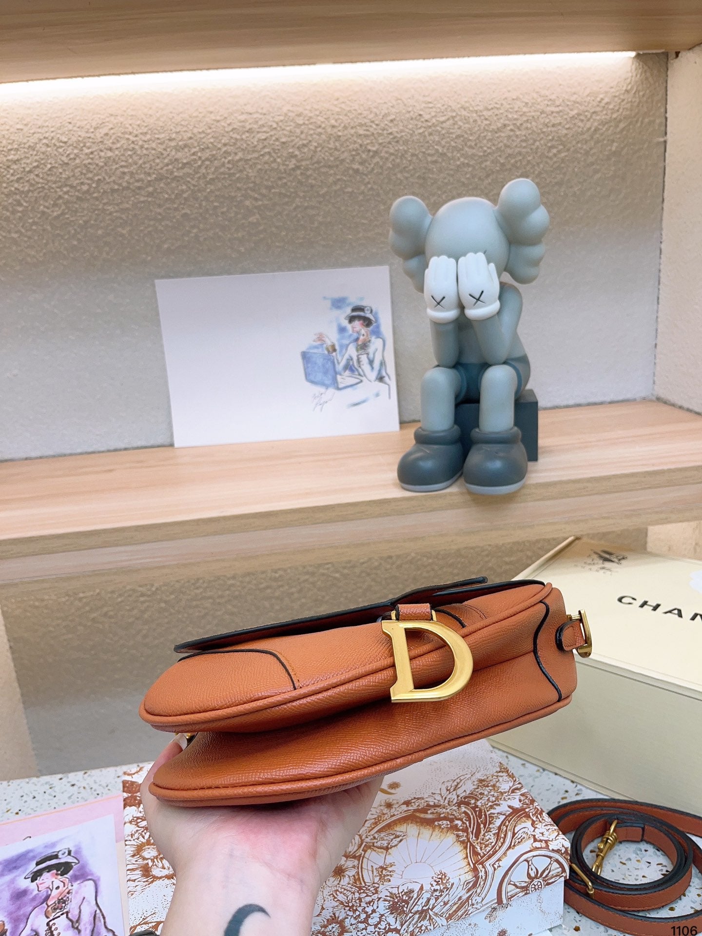 352