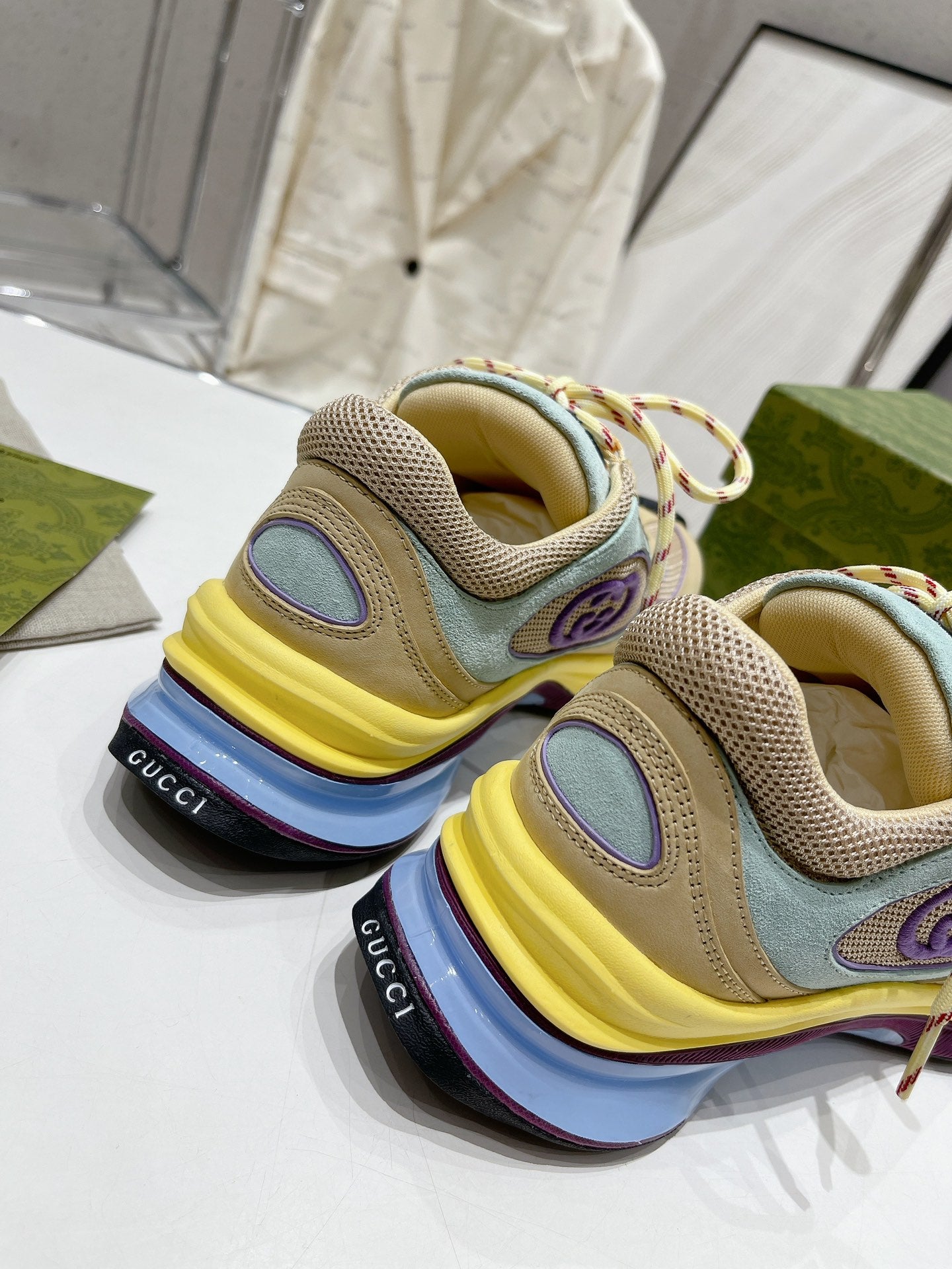 Gucci-054Shoes