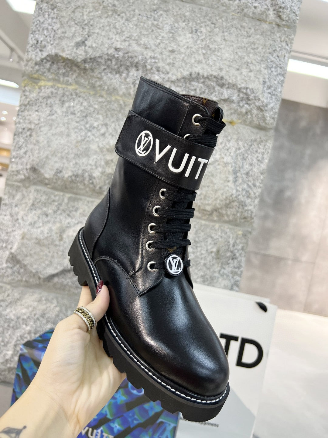 LV-099shoes