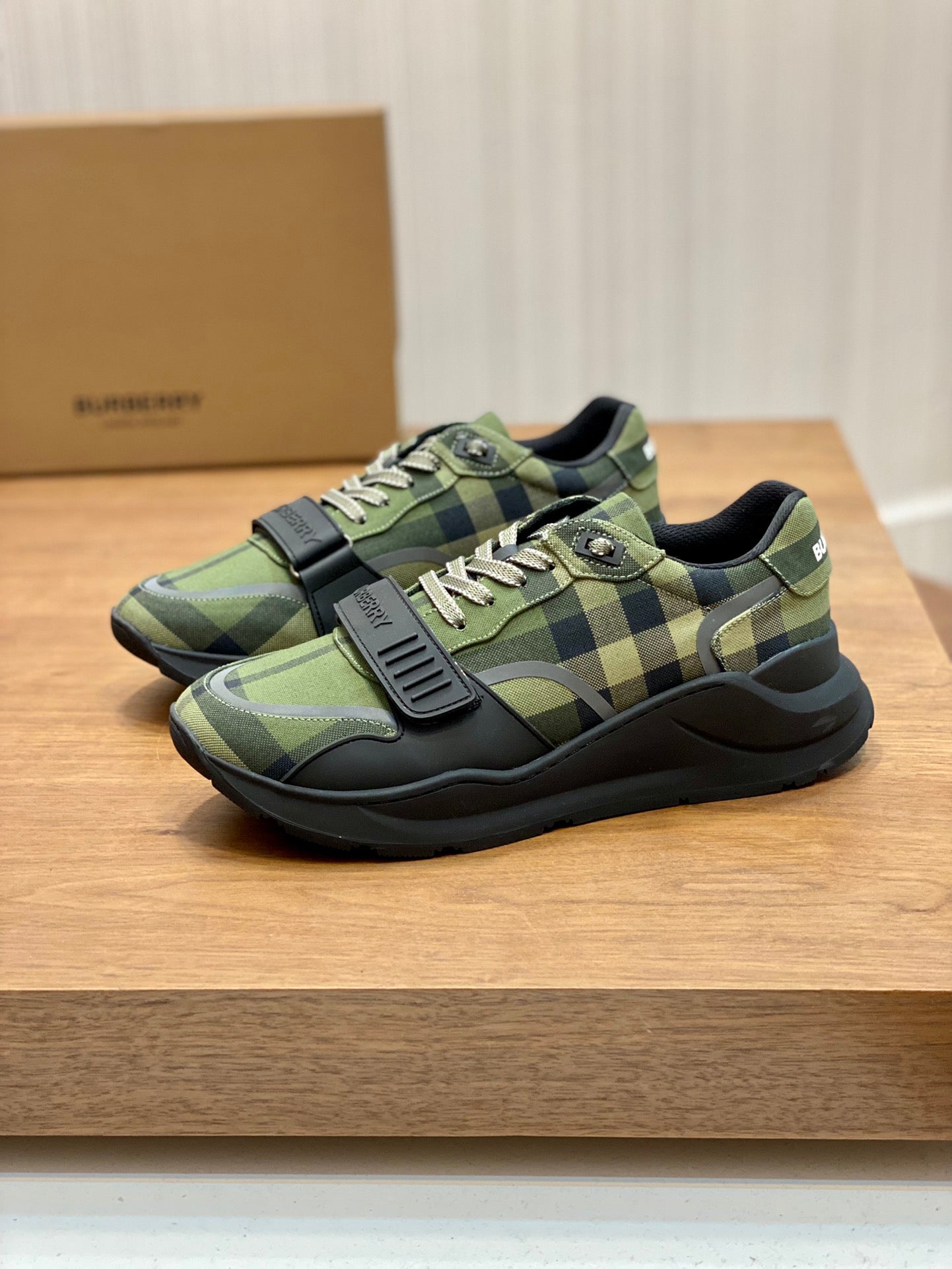 Burberry-066Shoes